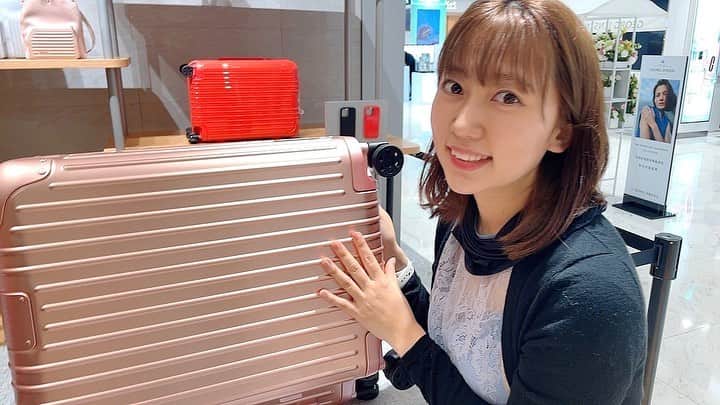 華音のインスタグラム：「知る人ぞ知る笑  なんと久しぶりにイギリス人の親友エミリーとビデオ通話しました😂ww  TOEFLアンバサダーとして一緒にとある企画をしたんだけど相変わらでさ、笑いすぎてシックスパックできるかと思った。髪が伸びただけだったよね。(褒め言葉) ということで明日20時にアップするからお楽しみに〜👌  ちな、1枚目の写真は憧れのスーツケースを見てつい記念撮影したキャノンですw  #TOEFLアンバサダー #スーツケース」