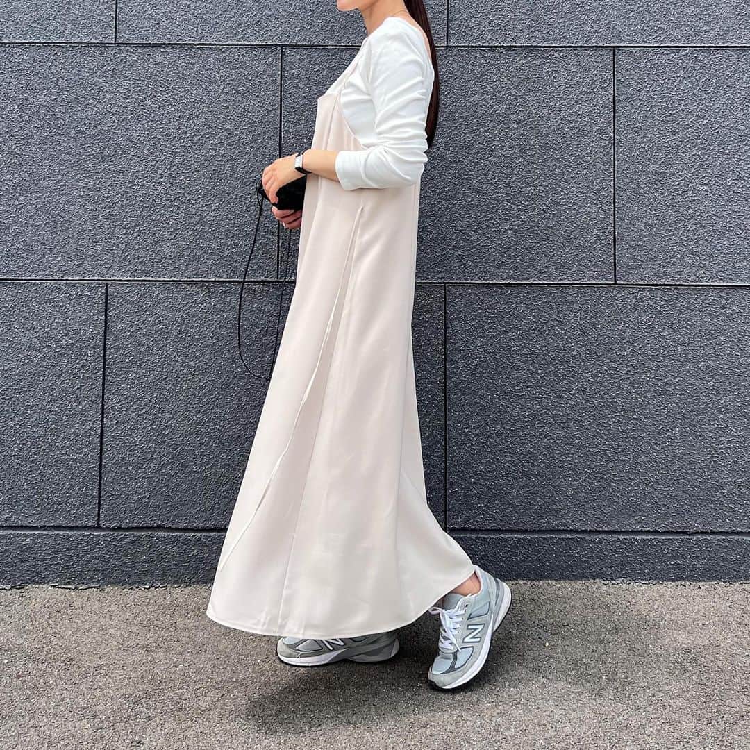 n.etsuuのインスタグラム：「2023.5.18  @classicalelf_official  リネンライクマルチwayロングキャミワンピ（ ce0940113 ）  驚異の4wayキャミワンピ！？  ①ウエストリボンを前縛り ②ウエストリボンを後ろ縛り ③リボンを垂らしたままでもこなれ感◎ ④上部を内側に折りこみ巻きスカートとしても◎  アジャスター付きで肩紐の調節も可能なので、 私は最大に伸ばして着ています🫡✨  ドライタッチな麻調素材で、 シワを防ぎ、お洗濯にも強い機能性素材です。  #classicalelf　#クラシカルエルフ #エルフコーデ #タイアップ #zozo #zozotown #カジュアルコーデ#アラフォーファッション#大人カジュアル#綺麗めカジュアル#高身長コーデ#プチプラコーデ#シンプルコーデ#30代ファッション#ママコーデ」