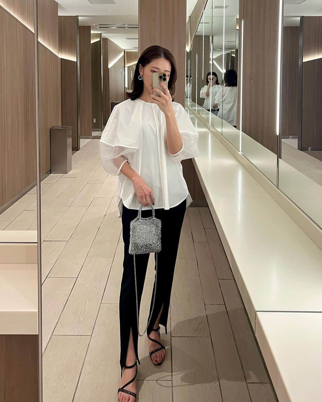石黒美帆のインスタグラム：「. このバッグ小さいかなと思っていたけど 意外と事足りる‥🫶🏻 ⁡ 美容院だったので座りやすさ重視でこちらのパンツに。 ほんとラクで履き心地良いです🙈 ⁡ ⁡ tops @elendeek  pants @lephil_official  bag @anteprima_japan  sandal @mirem_official  ⁡」