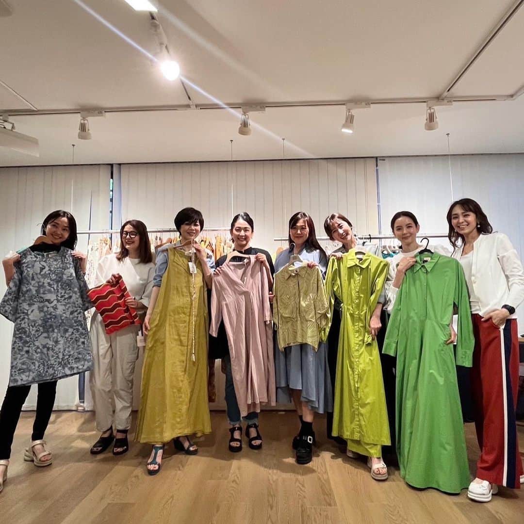 吉村美紀さんのインスタグラム写真 - (吉村美紀Instagram)「@pdst.jp にてお買い物！ カラフルなワンピースやサンダルに心ときめく〜✨✨  私は白の可愛いブラウスに写真撮るの忘れたけど、綺麗なブルーのスカートを買いました！  #ottodame_jp  #europeancultur_jp #noname_japan」5月18日 20時13分 - lespros_miki