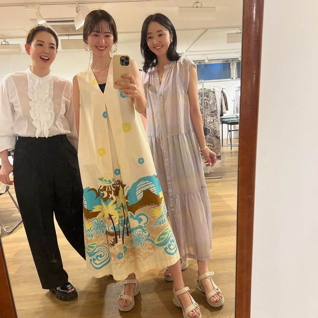 吉村美紀のインスタグラム：「@pdst.jp にてお買い物！ カラフルなワンピースやサンダルに心ときめく〜✨✨  私は白の可愛いブラウスに写真撮るの忘れたけど、綺麗なブルーのスカートを買いました！  #ottodame_jp  #europeancultur_jp #noname_japan」