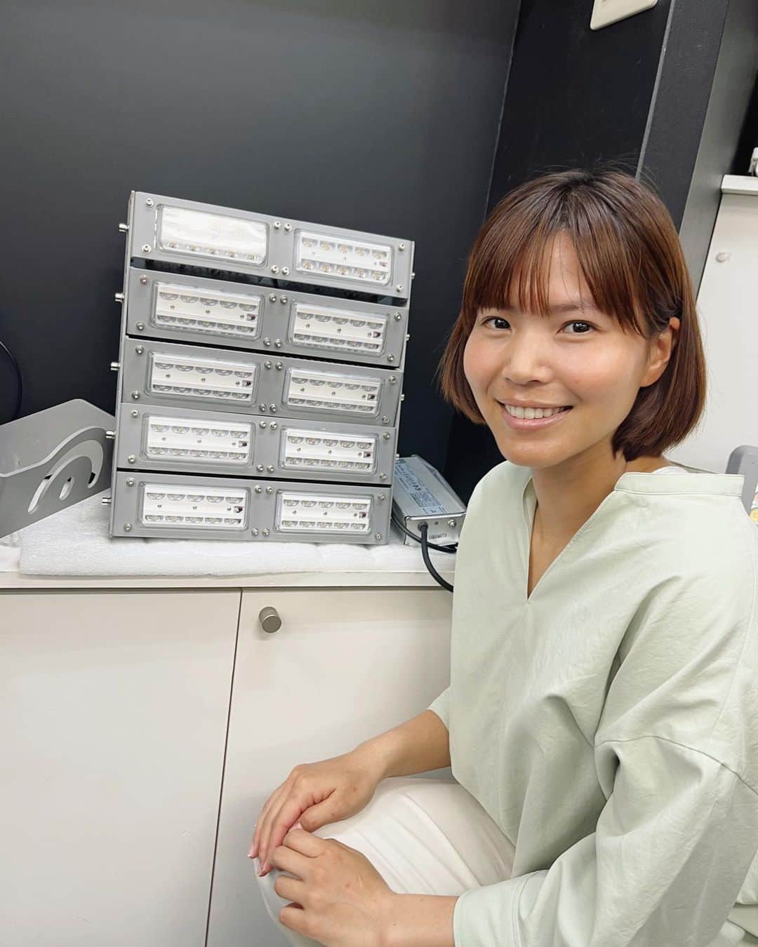 尾崎里紗のインスタグラム：「今日は照明アンバサダーをさせて頂いているスリーエス様にお邪魔してきました！ テニスコート専用の照明や、その他施設に最適な照明を提供されています✨ パッと明るくなるのに見上げた時に目が眩しくならないよう設置します😳 ⁡ 本当にすごい照明なので もしご興味ありましたらご連絡ください(^^) ⁡ ⁡ @threes_mineral  @gle101603   @bikousei_ladies_official」