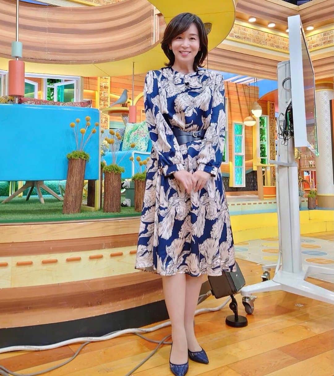 伊藤聡子のインスタグラム：「ひるおび！の衣装はネイビー✖️ベージュの花柄のワンピースでした😊 東海道新幹線品川駅で久しぶりに遭遇したドクターイエロー💛 北陸新幹線の車窓から見えた黒部川と立山連峰。 #ひるおび#ドクターイエロー#黒部川#立山連峰 #伊藤聡子」
