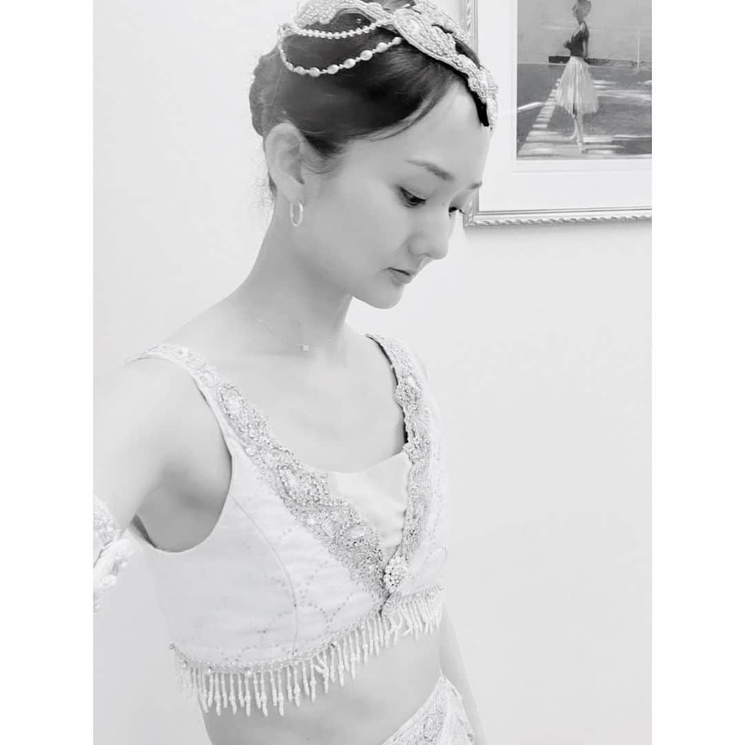 伊藤友季子さんのインスタグラム写真 - (伊藤友季子Instagram)「🩵 ⁡ こんな暑い日に ちょうど良い涼しげなお衣裳💎 （まだどれにするか迷い中） ⁡ 最近は練習したことない踊りを 急に舞台で踊ることになってパニックしたり 本番に準備が間に合わなくて慌ててたり ヒヤヒヤする夢ばかり見る…笑 ⁡ 無意識に何かに追われているらしい😇 ⁡ 皆さん体調にお気をつけて お過ごしください🌵 ⁡ ⁡ ⁡ #バレエ #バレエ衣裳  #ニキヤ #バレエ衣装 #バレエ発表会 #ballet」5月18日 20時21分 - yukiko_xx