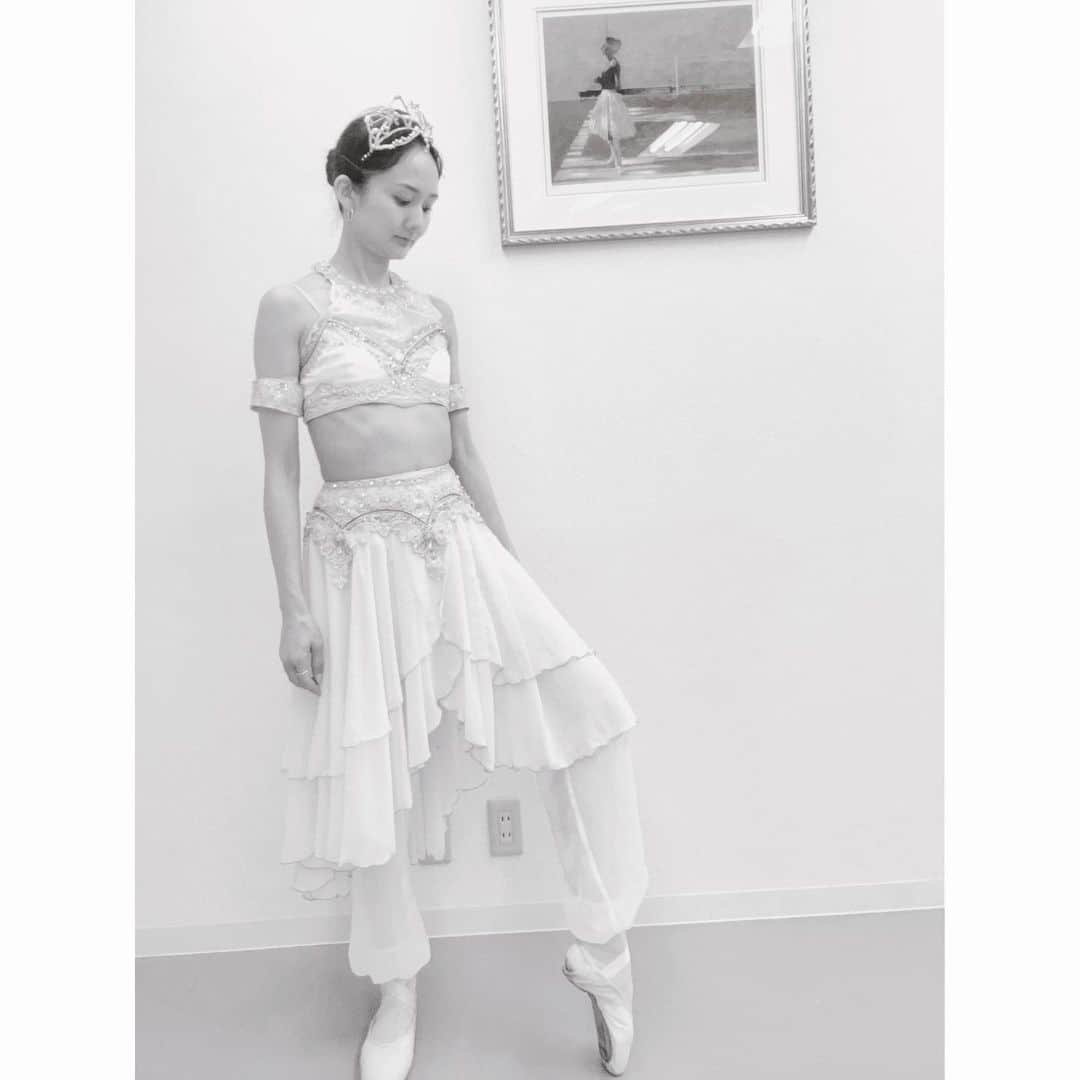 伊藤友季子さんのインスタグラム写真 - (伊藤友季子Instagram)「🩵 ⁡ こんな暑い日に ちょうど良い涼しげなお衣裳💎 （まだどれにするか迷い中） ⁡ 最近は練習したことない踊りを 急に舞台で踊ることになってパニックしたり 本番に準備が間に合わなくて慌ててたり ヒヤヒヤする夢ばかり見る…笑 ⁡ 無意識に何かに追われているらしい😇 ⁡ 皆さん体調にお気をつけて お過ごしください🌵 ⁡ ⁡ ⁡ #バレエ #バレエ衣裳  #ニキヤ #バレエ衣装 #バレエ発表会 #ballet」5月18日 20時21分 - yukiko_xx