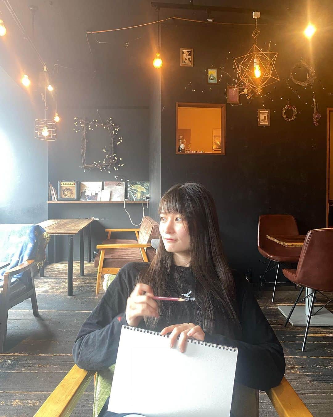 柊みずほのインスタグラム：「最近絵を描くことにはまってます🖼 カッターで鉛筆削るのが 昔懐かしの感じがして楽しい✏️」