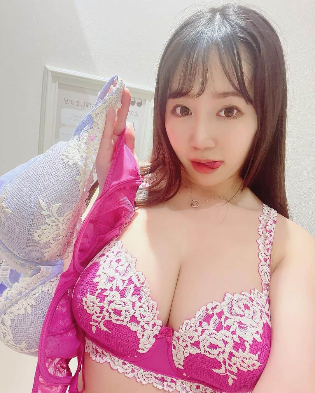 巨乳　ランジェリー 愛場れいらさんのインスタグラム写真 - (愛場れいらInstagram)「イタリアの可愛いランジェリー💕 大きいサイズあって感謝  透け透けの可愛かった 載せられな〜いごめんね🤭 #巨乳 #下着 #ランジェリー #ブラジャー #グラビア #グラビアアイドル #グラビアモデル  #lingerie ...