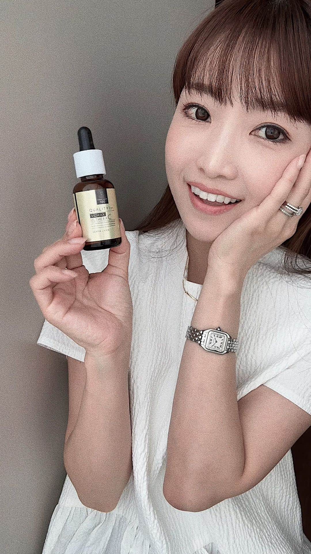 喜田彩子のインスタグラム：「⁡ ⁡ 売り切れ続出！！ 話題のダーマレーザーの美容液をいただきました。 @q1st.jp   クオリティファーストと言えばパックも大人気ですが 4種類の濃厚ビタミンCにナイアシンアミド25%を 酵母エキス（ガラクトミセス培養液）に溶かした シリーズ最高峰の毛穴ケア美容液がとにかく大大大人気✨ ⁡ 美容液のテクスチャーはサラサラ𓂃𓈒𓂂𓏸 なのに塗るとしっとりとして保湿力も😆👌🏻 ⁡ ジェルクリームはとろみのあるクリームで 塗った瞬間からプルプルだよぉう！！ ⁡ ⁡ 4月から全国のドラックストアで買えるようになったそうなので 皆さんも是非手にしてみてね〜💘✨ ⁡ ⁡ ⁡ #クオリティファースト #ダーマレーザー #ウルセラC #美容液 #ビタミンC #スキンケア #SKINCARE」