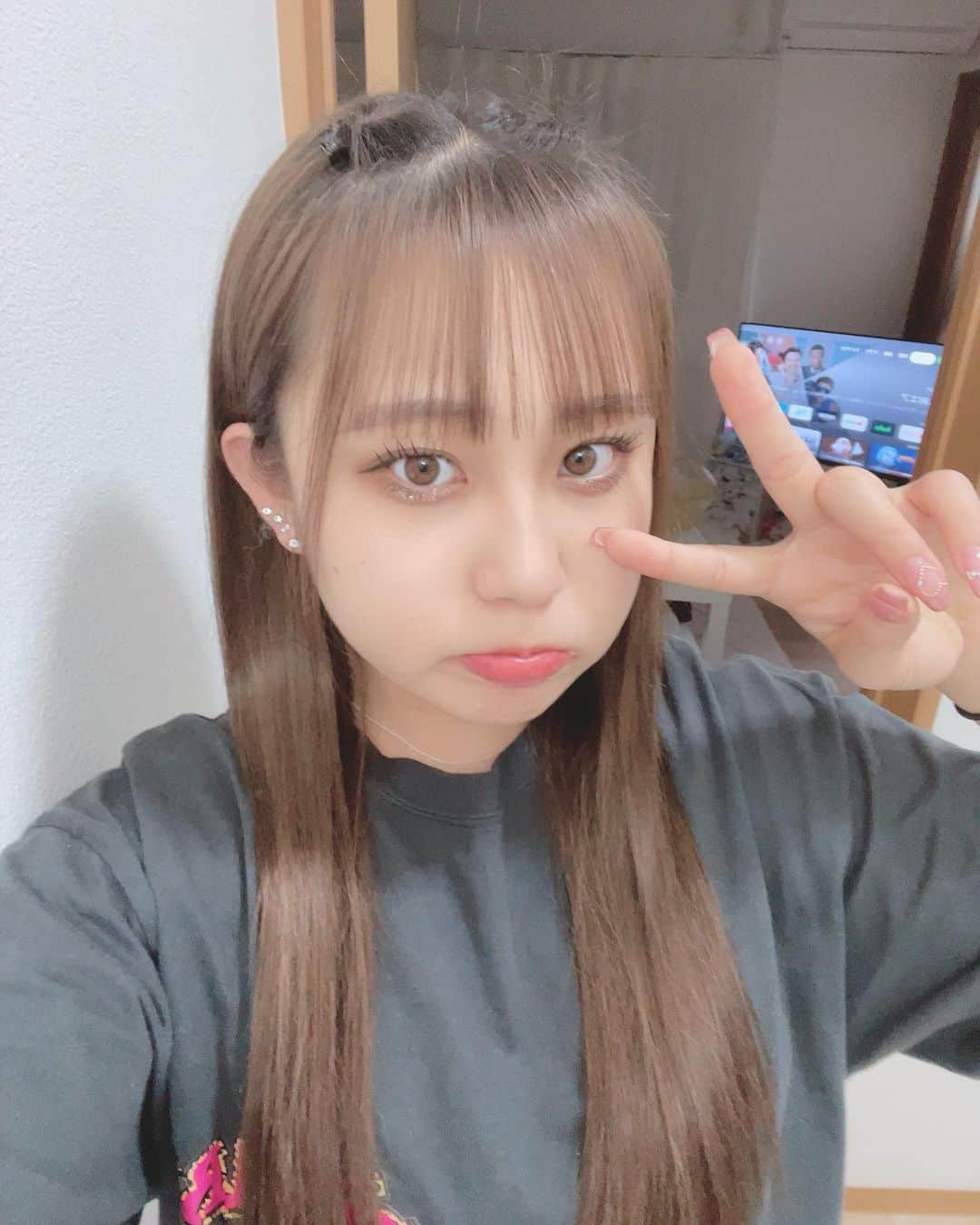 みぃらぁんのインスタグラム：「ゴキブリヘアーした😃🫶 アホ毛やっばいけど(._.)。」