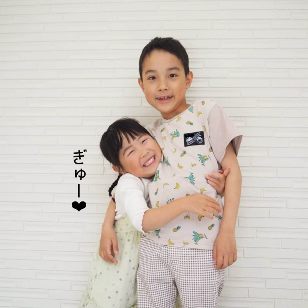 のインスタグラム：「❤︎ あったかい季節になってきたね〜☀️⁡⁡ こうなってくると2人ともちょっと動いただけで汗でびしょびしょ💦⁡⁡ ⁡⁡ 子どもの汗びしょびしょの服ってニオイが気になるんよね…！🥺⁡⁡ ⁡⁡ ハミング 消臭実感Wパワーを使ってお洗濯〜✨☀️⁡⁡ これ、汗・脂臭に効く成分をW配合してるんやって😊⁡⁡ スポーツをしているお子さんがいらっしゃる方にぜひ使ってみてほしい‼️🏃🏻⁡⁡ ⁡⁡ 着用中もずーっと消臭してくれるっていうところもうれしい😆💕⁡⁡ 午後からニオってくるとかは哀しいし💔笑⁡⁡ ⁡⁡ ハミング 消臭実感Wパワーでお洗濯していれば、暖かい季節や汗をかく時でも、子どもたちもくっついて楽しそうに遊んでる✨⁡ ⁡ ちなみにパパスも帰国中はいつもランニング（ダイエットのため。しかし暴飲暴食するから意味ないw）するんやけど、⁡⁡ 汗の量半端なくて、ほんまニオイやすいからこれ使っていきたい‼️😱⁡⁡ ⁡⁡ @kurashi_osouji_jp ⁡⁡ ⁡⁡ #柔軟剤 #洗濯 #消臭実感Wパワー #ハミング_提供」