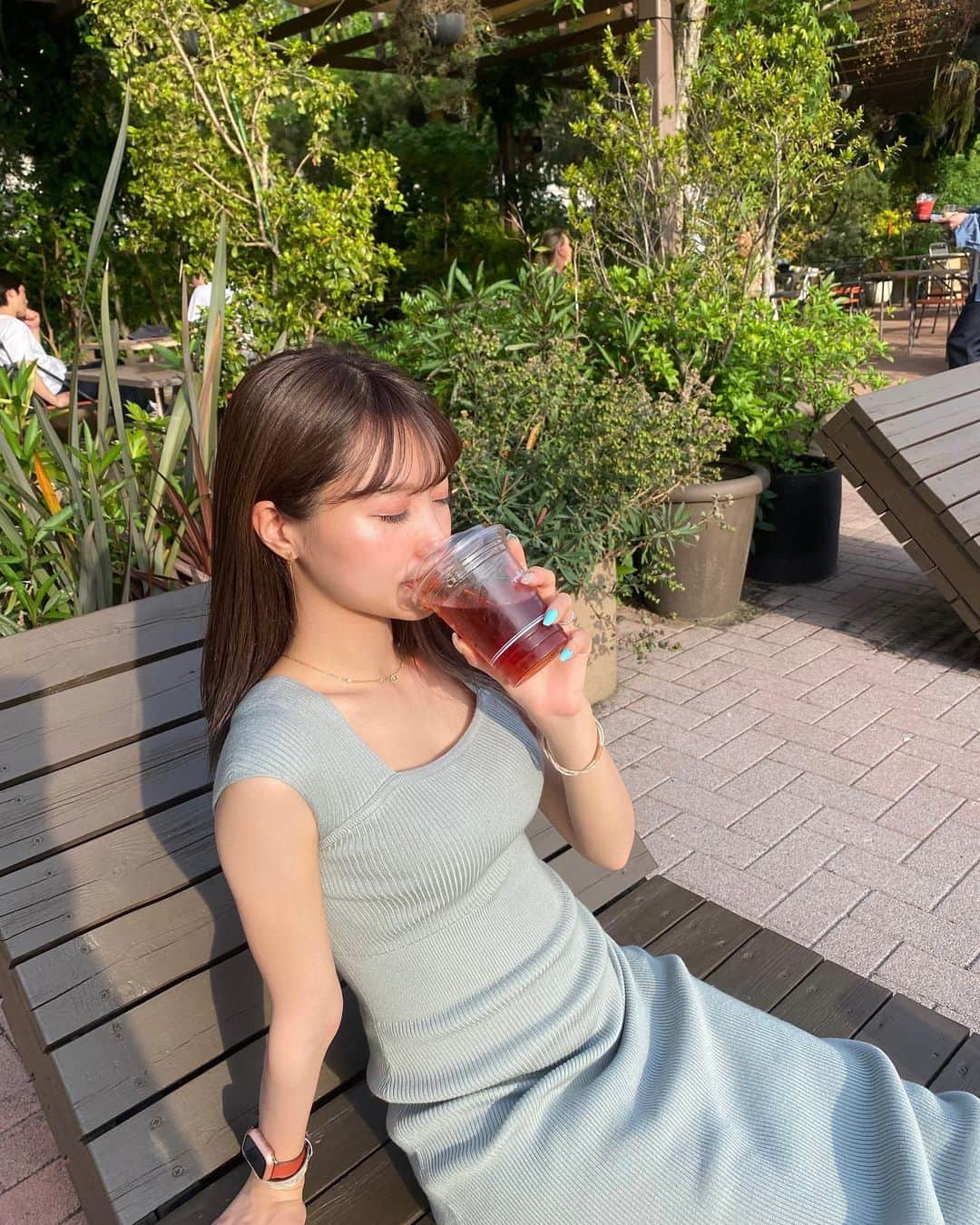 羽方るなさんのインスタグラム写真 - (羽方るなInstagram)「夏気分🌞🌴🌺✨  眩しすぎて目開いてない🙃  美容鍼で顔のラインスッキリ🫶✨いつもありがとうございます🥰 @quinbelle_omotesando   #summercode #instaphoto」5月18日 20時24分 - lunachi_0921