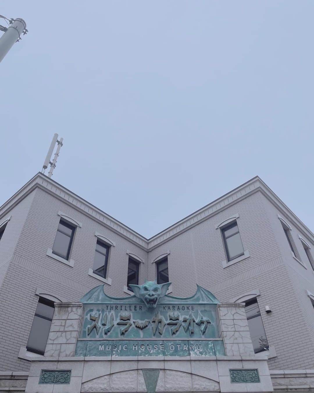 森みはるさんのインスタグラム写真 - (森みはるInstagram)「札幌コレクションの次の日にちょっと時間があって小樽のオルゴール堂に行きたい！って言ったらほのが車で連れてってくれた〜🚗かっこいいマネージャーさんです🥹  オルゴール堂かわいいのいっぱいで 2枚目の3つでものすごく迷って、自分のお土産に買って帰りました！ どれを選んだでしょう？🫧  オフ感満載だけどほのがSNS更新頑張ってください！って写真たくさん撮ってくれました📷❤︎」5月18日 20時25分 - miharu_mori