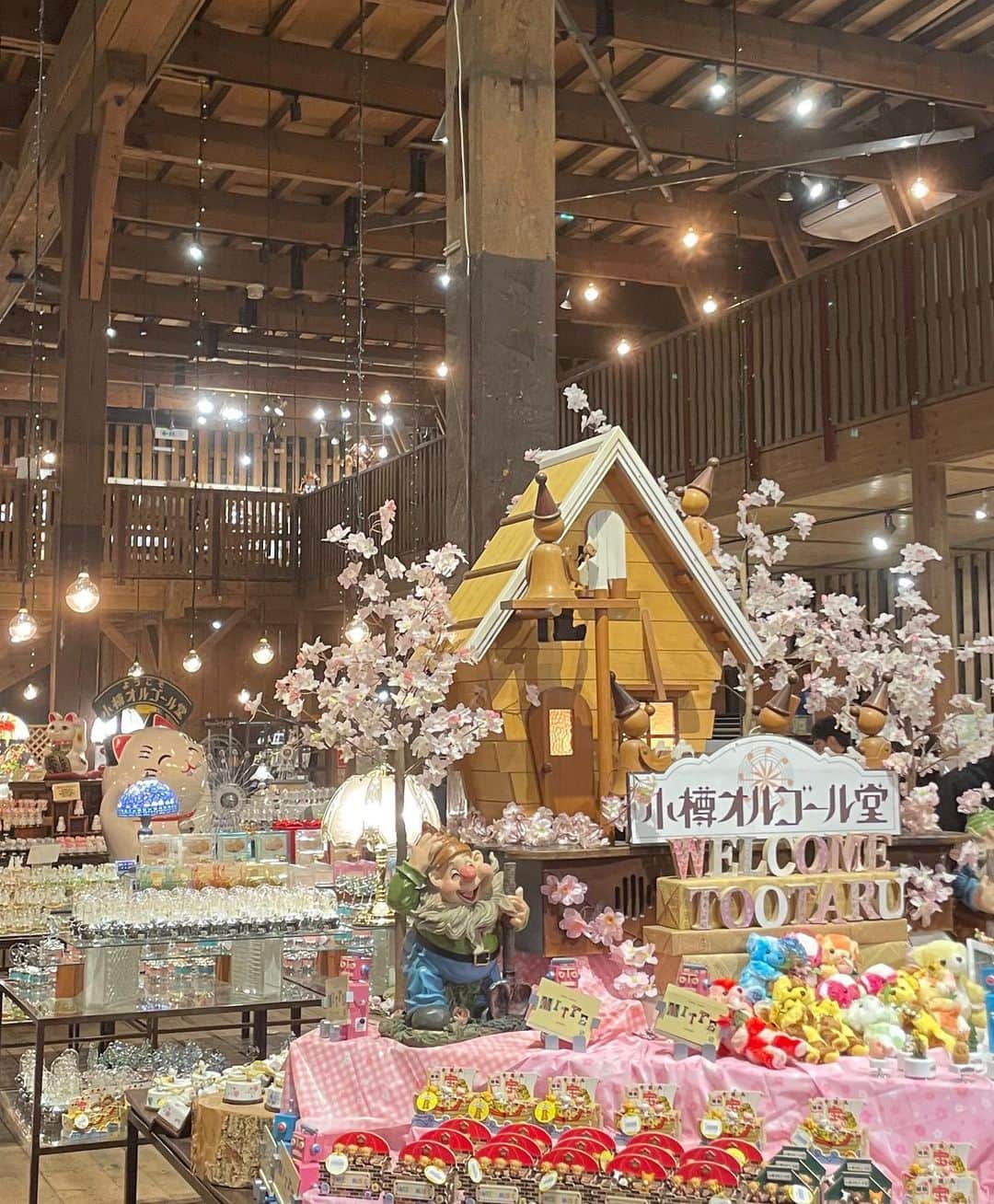 森みはるのインスタグラム：「札幌コレクションの次の日にちょっと時間があって小樽のオルゴール堂に行きたい！って言ったらほのが車で連れてってくれた〜🚗かっこいいマネージャーさんです🥹  オルゴール堂かわいいのいっぱいで 2枚目の3つでものすごく迷って、自分のお土産に買って帰りました！ どれを選んだでしょう？🫧  オフ感満載だけどほのがSNS更新頑張ってください！って写真たくさん撮ってくれました📷❤︎」