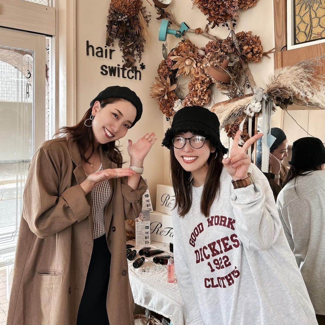 しおりのインスタグラム：「ꕤ︎︎·͜· ︎︎  美容day！ ということで、 地元の後輩 @switch.tomomy の働くサロンへ💈  彼女の勤める美容室にて まつげメニューが加わったので 今回はまつげパーマをお願いしたんだけど とても丁寧に施術してくれます✨  朝は息子と格闘の日々で どれくらい化粧を早く終わらせられるかが勝負なので しっかりまつげを理想通りに上げてくれると ほんとに朝が時短になるから 助かるのです🥹🥹🥹  今回まつげパーマをお願いするのは2回目なんだけど パーマが落ちてくる時でも毛束がバラバラにならず 自然に全体的に下がってくるので私的に超オススメ😳✨  ともみは中学の頃の部活の後輩でもあるので(🏸)、 先輩風吹かせながらマシンガントークしつつw 施術が気持ち良すぎて 所々気を失っていたのは内緒🤫💤  地元の友人からも いつも刺激を沢山もらってます  私も負けずに頑張るぜよ💪🏻  #首里中」