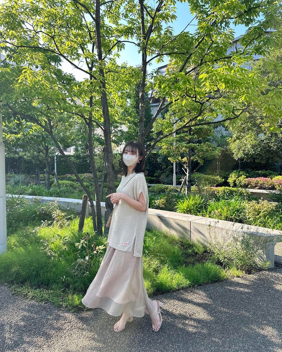 Ayanaさんのインスタグラム写真 - (AyanaInstagram)「🪐🪿 ⁡ ざっくり編みでミックスカラー糸が可愛い ニットベストにフレアスカートを。 ⁡ 昼間も夜も最近はこれくらいの服装が ちょうどよかったな〜💛🛵 ⁡ インナー次第でロングシーズン着れます🫰🏻 ⁡ knit: @classicalelf_official beige / Lsize skirt: #TONAL sandal: #GRL ⁡ ⁡ #プチプラ #プチプラコーデ #夏コーデ #骨格ナチュラル #クラシカルエルフ #classicalelf #エルフコーデ #タイアップ #java #ジャバ #uniqlo #gu #zara #ユニクロ #ジーユー #ザラ #zozo #zozotown #zozo購入品 #zozotown購入品 #ニットベスト #サイドスリット #ラウンドネック」5月18日 20時29分 - naalunlun