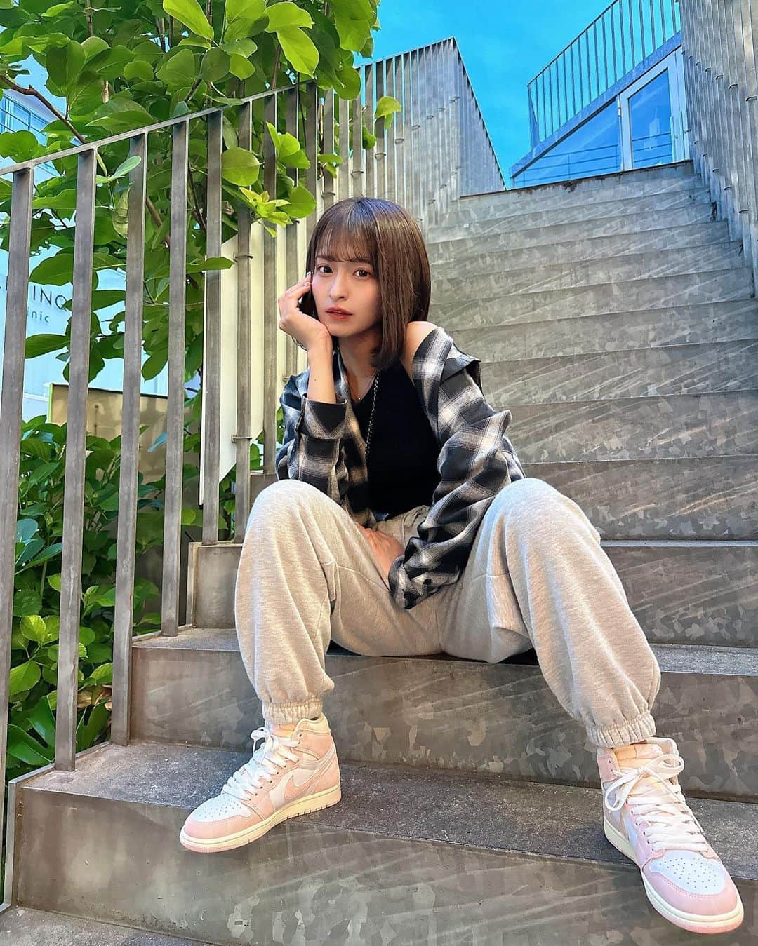 清水里香のインスタグラム：「⁡ ⁡ ナチュラルメイクな日👶🏻 やっとジョーダンげっとした! ⁡ ⁡ ⁡ ⁡ ⁡ #nike #airjordan #スニーカー #ボブ」