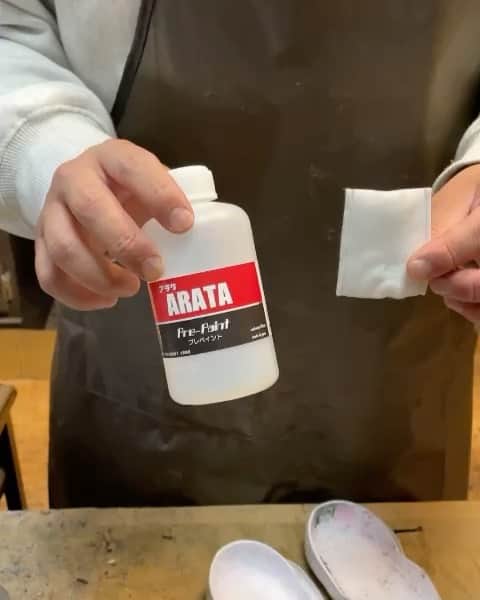 Sneaker At Randomのインスタグラム：「ソール再接着  ソールの下処理にARATAのプレペイントを使用。  劣化した接着剤を除去するために、 まず軽く温めて(接着剤を浮かせるイメージ)、 コットンにプレペイントを染み込ませて、 拭き拭き。  プレペイントは アトランダム通販サイトでも販売しております。  #sneakeratrandom#スニーカーアトランダム#junkyard#ジャンクヤード#sneaker#スニーカー#スニーカー修理#スニーカーカスタム#市川#本八幡#梅田#阪神梅田本店#高円寺#angeluspaint#アンジェラスペイント#arata#アラタ#vibram#ビブラム」