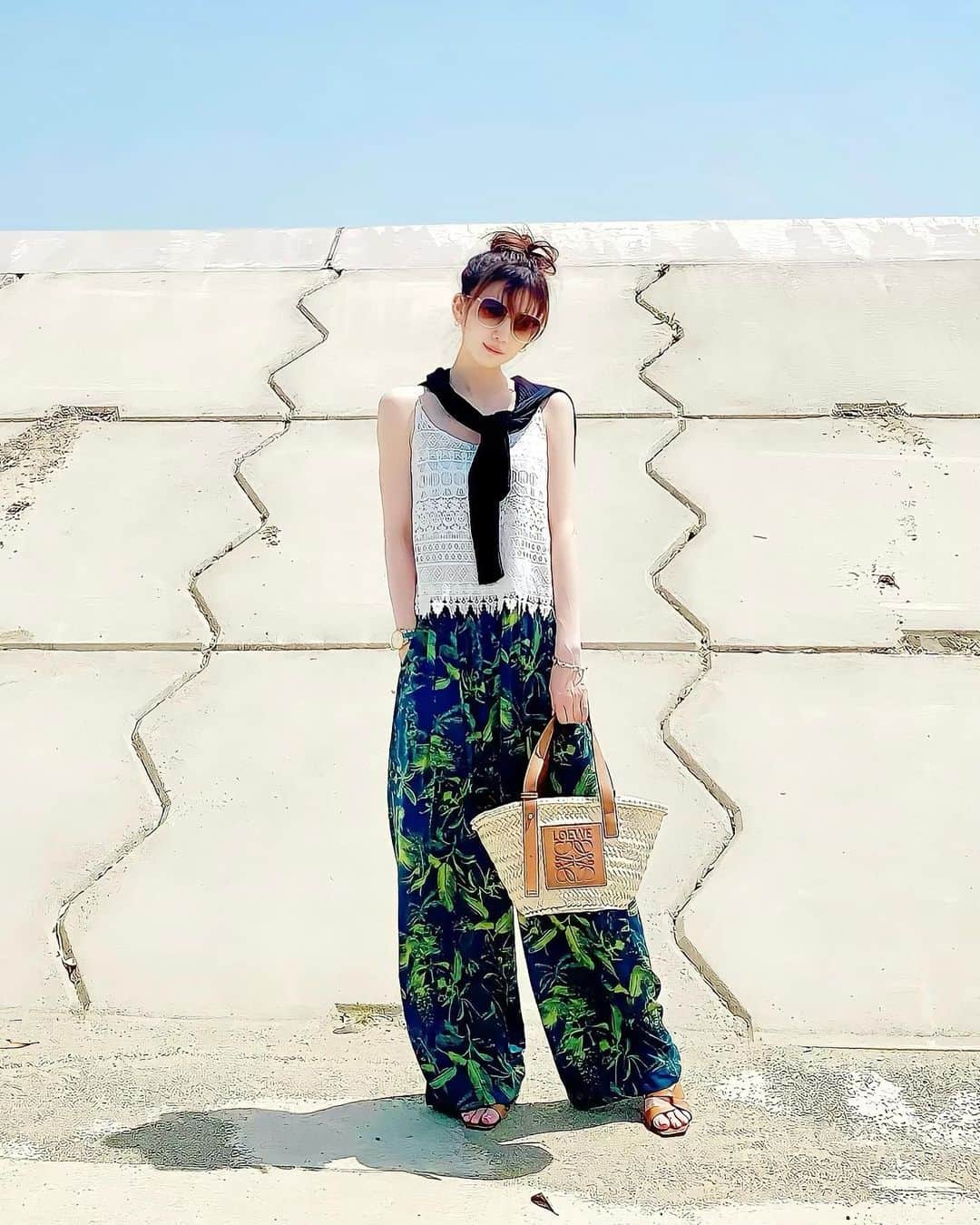 加賀美早紀のインスタグラム：「今日のお洋服🌈 移動着🚗  #hm #earih #zara #loewe #fashion #ootd #outfit」