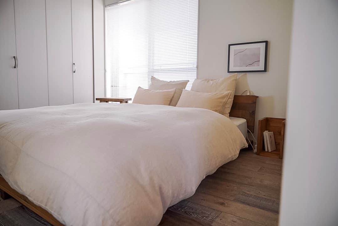 yupinokoさんのインスタグラム写真 - (yupinokoInstagram)「⌘2023.5.18⌘ . . 娘部屋と並行して寝室も壁紙を貼り替え、 ブラインドを取り付け、 ボックスシーツとクッションカバーも変えました𓍯 ずっと気になっていたニトリのすっぽりシーツが 最高によかった👍  購入品は随時ROOMに投稿しています®️  #寝室  #模様替え #セルフリノベーション #ニトリ #シンプルインテリア  #bedroom #roommakeover #interiordecor  #DIYクリエイター」5月18日 20時31分 - yupinoko
