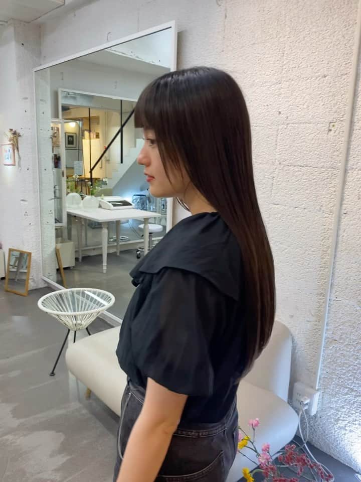 のインスタグラム：「こんなに髪が伸びました。！😗  ここまで長く綺麗に伸ばせるのは人生で最初で最後なんじゃないかな？という気持ちで伸ばしております。  せっかく一度きりの人生、色々な髪型を楽しみたい🥺☁️💎  目標は腰まで…！ですっ！  綺麗に伸ばすために、お風呂上がり後はなるべくすぐに髪を乾かしてる。  この間、ドライヤーの時間を測ってみたら意外と5〜6分で乾かせてることを知りました！  長く感じてたけど6分くらいなら頑張ろ〜と思えたよ😌✊  ドライヤー中は瞑想することにしてる🧘☁️  伸ばしているみなさん、一緒にがんばろう〜！🩶  @mikikudou さま、メンテありがとう〜！」