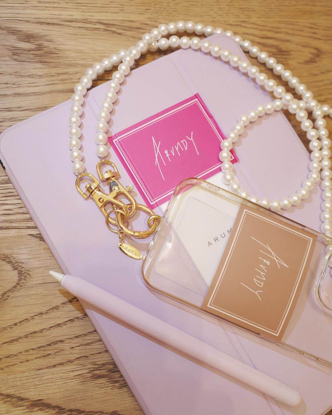 のインスタグラム：「ひと足先に使っているスマホショルダー🤍 お洋服のアクセントになるの嬉しい✨ (こちらは今週日曜に行う受注会が終わって在庫が残った場合に通常販売となります。)  このステッカーは受注会でInstagram企画に参加してくださった方にプレゼントするもの。 ちなみに私が書いたロゴステッカー💐 (ピンクはもっと淡い色になる予定です)  みんなに会えるまであと3日だっ。 今回の受注会では来てくださった方だけに特別♡ この冬発売するコートを含める何点かの先見せアイテムもあるの...！ まだどこにも見せてないものだからこそ、いつも以上にドキドキしてる🥹🤍 2ショットも楽しみだし♡ 今回は本当に特別感満載の受注会。チケットをお持ちの方のみ入場できます。 数枚だけ残ってる回もあるから是非☺︎」