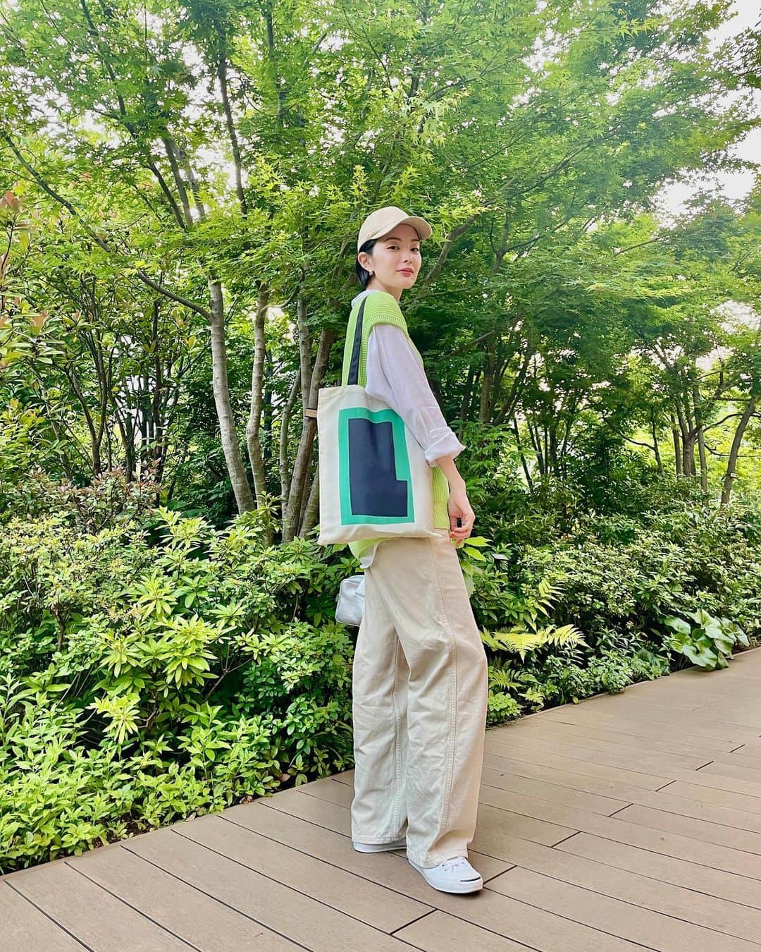 鈴木亜美のインスタグラム：「💚🌱  マティス展で可愛いトートバッグ手に入れた！  photo by @androgynos_   #東京都美術館  #美術館巡り  #マティス展グッズ  #AmisArtTour」