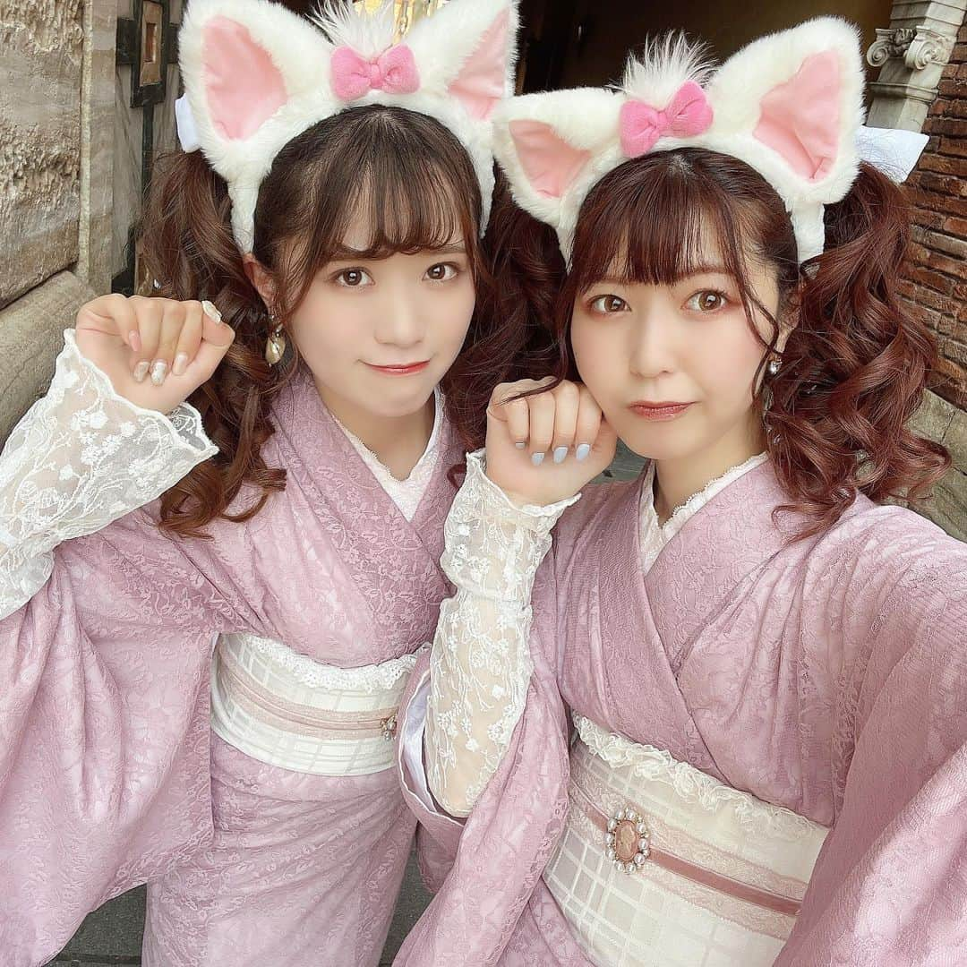 たんりいさんのインスタグラム写真 - (たんりいInstagram)「. . #着物ディズニー 🐈💕  愛しのかなちゃんと着物着て ディズニー行ってきたっ🫶💕💕 あ〜かわいい！可愛いっ！！！！  髪型も着物も天気も天才だった🥺💕 いっちゃん朝からヘアセットありがとっ🫶  #village_kimono #浅草着物レンタル #着物コーデ #双子コーデ #東京ディズニーシー #ディズニーシー #浴衣ディズニー #マリーちゃんコーデ #着物レンタル浅草 #浴衣レンタル浅草 #浅草浴衣レンタル #かなりい」5月18日 20時37分 - tanrii97