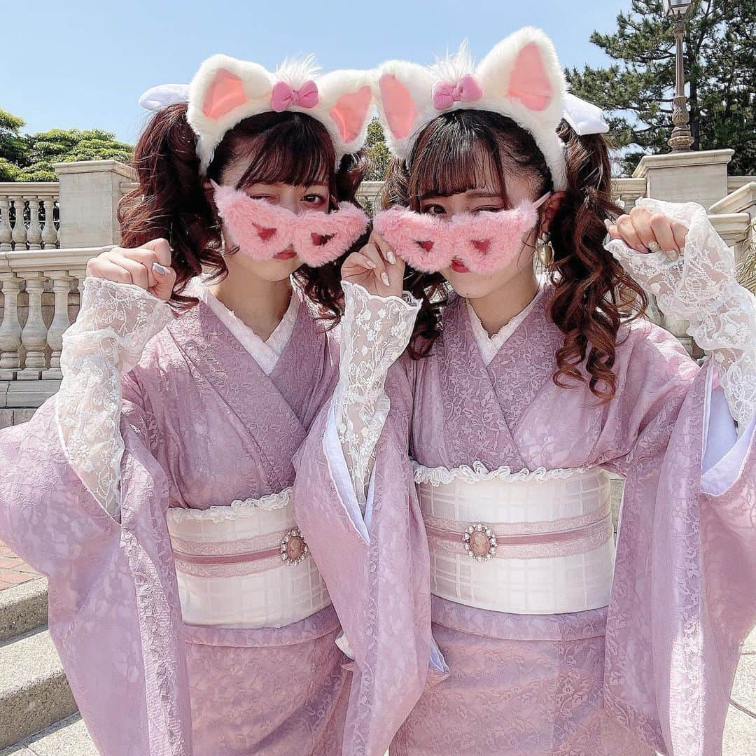 たんりいのインスタグラム：「. . #着物ディズニー 🐈💕  愛しのかなちゃんと着物着て ディズニー行ってきたっ🫶💕💕 あ〜かわいい！可愛いっ！！！！  髪型も着物も天気も天才だった🥺💕 いっちゃん朝からヘアセットありがとっ🫶  #village_kimono #浅草着物レンタル #着物コーデ #双子コーデ #東京ディズニーシー #ディズニーシー #浴衣ディズニー #マリーちゃんコーデ #着物レンタル浅草 #浴衣レンタル浅草 #浅草浴衣レンタル #かなりい」