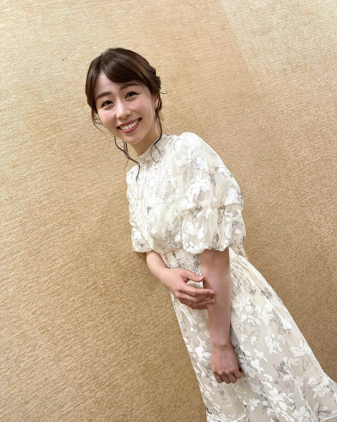 伊藤京子のインスタグラム：「. 昨日の衣装です👗 白いワンピースを用意して頂きました🤍 衣装に合わせて髪型はアップに☺️ . .」