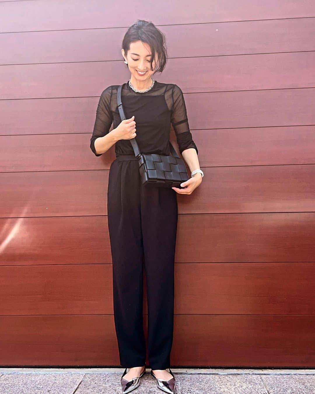 石井のり子のインスタグラム：「** 夏みたいな2日間でしたね🍧 風邪もようやく良くなってきたので 動き出そう🐝  #cen_jp の神パンツは履きやすくてストレスフリー 私は167㎝で36にしました♡  トップスは中も外もUNIQLOのコラボ✔︎ このまま公園行ったら どういう風に日焼けするかな🙄  tops @uniqlo × @mamekurogouchi  pants @cen.___jp  bag @newbottega  shoes @zara   #ブラックコーデ  #シアートップス #uniqlomamekurogouchi」