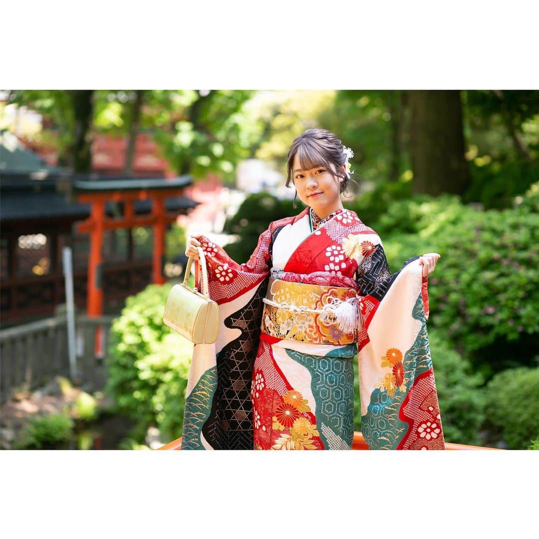 KOBOのインスタグラム：「根津神社にて二十歳の記念撮影📸  ありがとうございました✨  #成人式前撮り  #振袖 #出張撮影」