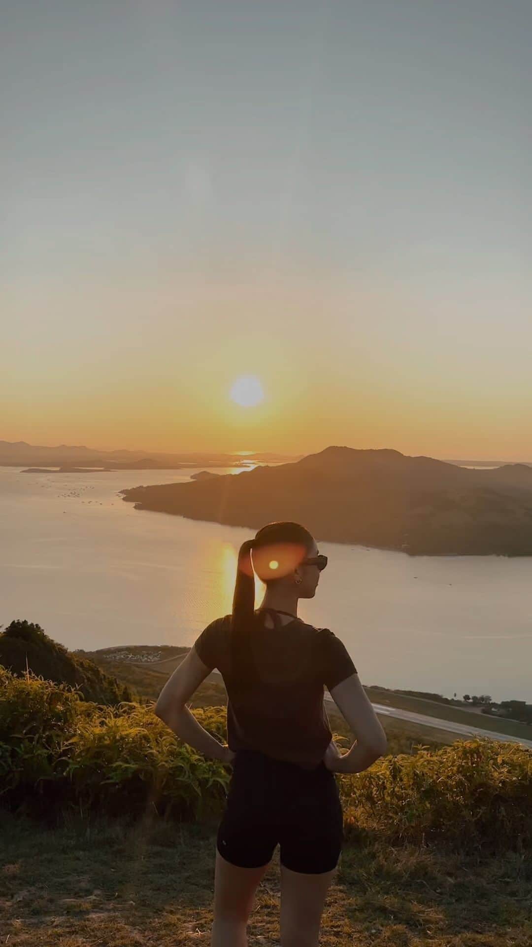 ジュリア バレットのインスタグラム：「🌍✈️☁️」