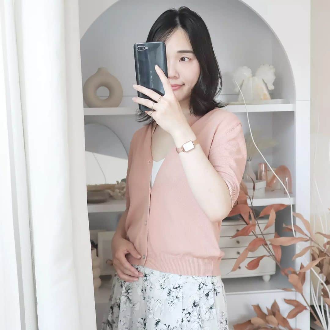Eri Satoのインスタグラム：「【pink×whiteコーデ】 knit: @aquagarage · @aquagarage の 半袖サマーニットカーディガン イエベにピッタリなサーモンぽいピンク💗 暑いのか涼しいのかよくわからない時にピッタリなアイテムだよ🤭 今日はすごーく暑かったけどね、、、 · そして朝からバタバタして疲れたー😢 男の子ってどうしてこう手がかかるんでしょうね😇😇😇 · · #aquagarage#アクアガレージ #高身長コーデ#ママコーデ#カジュアル #ファッション#コーディネート#プチプラ#プチプラコーデ#春夏コーデ#カーディガンコーデ#mamagirl#locari#partegram#きれいめカジュアル#お洒落さんと繋がりたい」