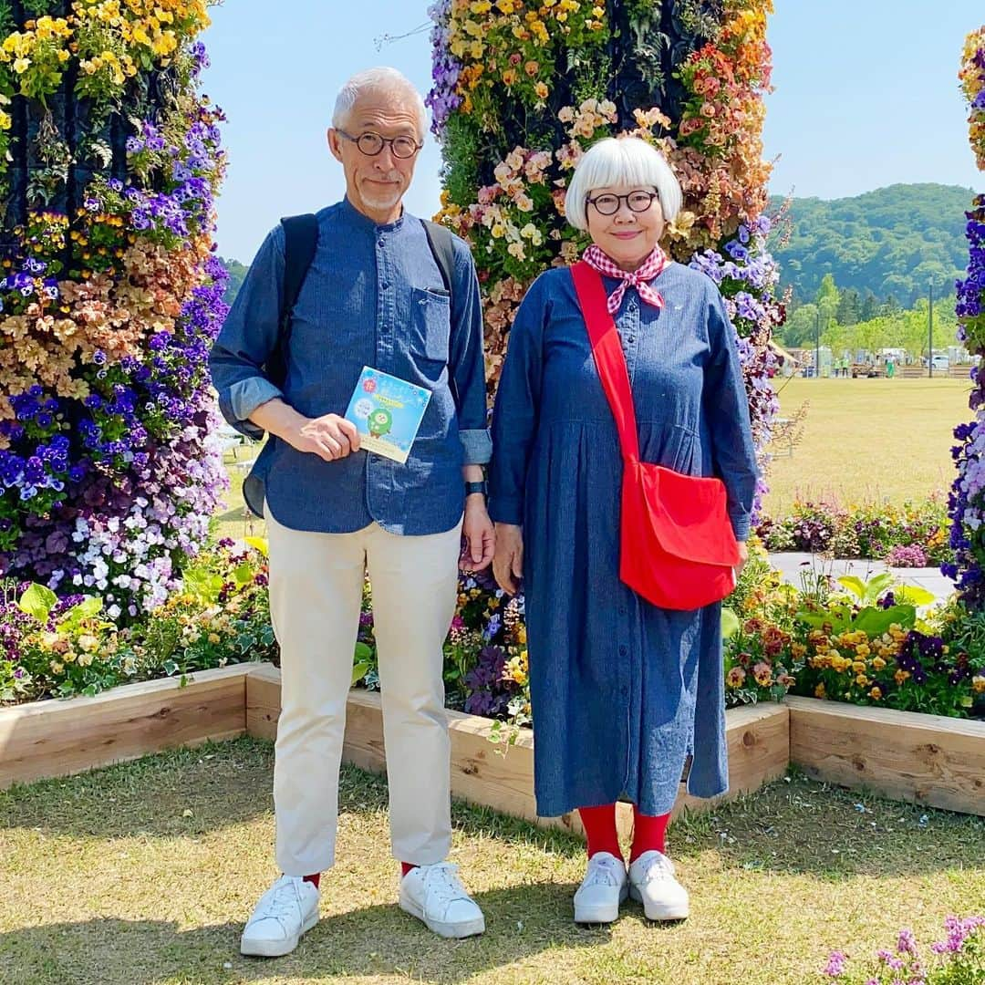 bon ponさんのインスタグラム写真 - (bon ponInstagram)「国内最大級の花とみどりのイベント第40回全国都市緑化仙台フェア「未来の杜せんだい2023〜Feel green!〜」が、4月26日(水)から6月18日(日)まで開催されています。 @sendai.feelgreen  仙台市では平成元年度に「'89グリーンフェアせんだい」を開催して以来、34年ぶりの開催となります。 会期中は、メイン会場を中心に「杜の都 仙台」が花やみどりで美しく彩られます🌸🌼🌷🪻🌹🌿  30℃を超える暑さの中、出かけてきました。 地下鉄東西線「国際センター駅」で降りて、メイン会場に向かいました。 メイン会場には、七夕飾りを模した大花壇「はなばた飾り」の他、メルヘンチックな「杜のリビングガーデン」、ハンギングバスケットコーナー、趣向を凝らした出展花壇・庭園などがあって見応え満載でした。  西公園まで歩いて、公園内の源吾茶屋でひと休み🍵 クリームあんみつとお好み3色もち(ごま･あべかわ･おろし)をいただきました😋😋 疲れが取れたところで青葉通を歩いて仙台駅へ。今の季節の仙台は、青葉通・広瀬通・定禅寺通などの街路樹の新緑がそれはそれは美しく、大好きな季節です🌳🌲🌿  ＊ デニムコーデ💙❤️ bon ・シャツ(Sunny Clouds × bonpon) ・パンツ(UNIQLO) pon ・ワンピース(Sunny Clouds × bonpon) ・バッグ(ブティック社コラボ) ＊ ＊ #未来の杜せんだい2023 #花と杜のフェア #夫婦 #60代 #ファッション #コーディネート #リンクコーデ #夫婦コーデ #グレイヘア #白髪 #共白髪 #couple #over60 #fashion #coordinate #instagramjapan #greyhair #grayhair #bonpon #bonpon511」5月18日 20時53分 - bonpon511