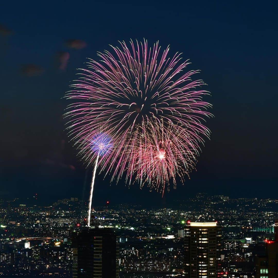Conrad Osakaさんのインスタグラム写真 - (Conrad OsakaInstagram)「大阪の夏を彩る風物詩「なにわ淀川花火大会」をお部屋から鑑賞できる宿泊プラン（シャンパーニュ＆朝食付）の予約を本日5月18日（木）より受け付けます。 シャンパーニュを片手に、ダイナミックな花火を鑑賞しながら優雅なひと時を過ごしませんか。  Share your own images with us by tagging @conradosaka ————————————————————— #コンラッド大阪 #コンラッド #中之島 #大阪ホテル #ホカンス #淀川花火大会 #なにわ淀川花火大会 #花火鑑賞 #大阪花火 #conradosaka #conrad #nakanoshima  #staycation #hotelart #osakahotel #ikyu_travel」5月18日 20時47分 - conradosaka