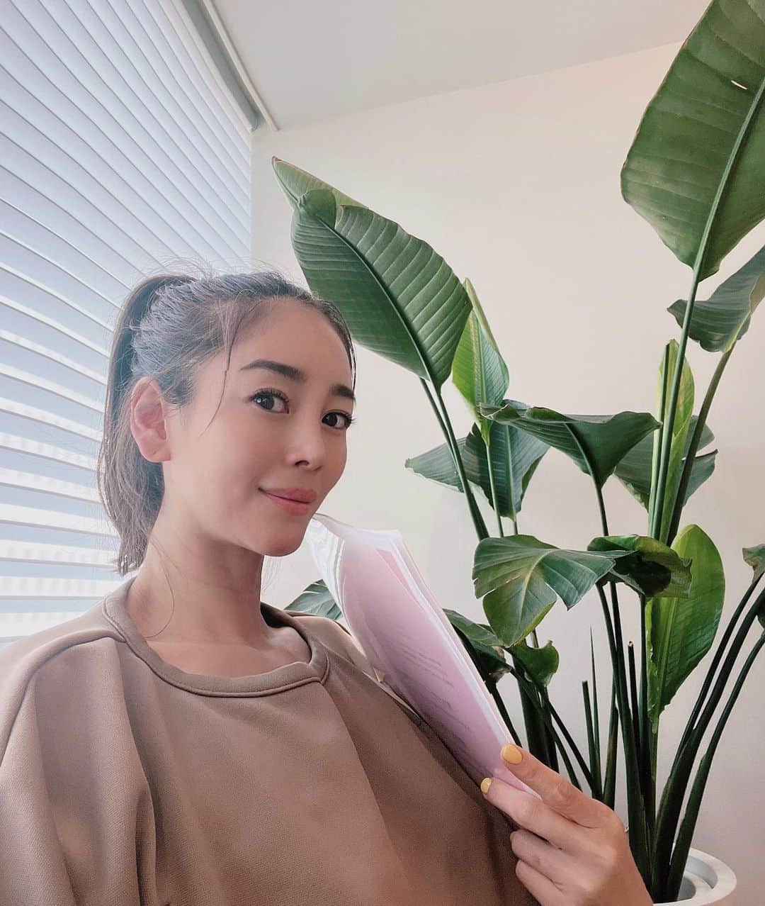 大桑マイミのインスタグラム：「定期的な健康診断を☝️ 絶対してください。 @creagetokyo_ld で、YOU健診を受診しました。 子宮・卵巣、大腸、乳房の検査（40代以上にオススメのYOU健診）  中々自分の事は後回しになりがちで最後の検査から数年たってしまっていた…反省。子宮系トラブルを抱えてるので日々の自分への気遣いが疎かになり後悔することもありました。今は頻繁にチェックはしてるものの。。。他のところは疎かになっておりました。 今回はしっかり検査、自分の体に向き合いました。 院内は、素敵なエステサロン？✨綺麗でモダン居心地の良いホテル✨に滞在しているみたいな。素敵な空間のおかげで不安な気持ちもなくリラックスした状態でのぞめました。看護師さんや先生から丁寧な説明、優しさをもらってホッと🤲　 結果をいただくまでに数日かかるのでドキドキ💓ですが。。。 行けてよかった。 @creagetokyo_ld を選んでよかった🤔  絶対大事です🤲是非是非皆さん行ってください。不安なことがあれば話してください。自分の為と家族、周りの大切な方の為に。🙏 私は大丈夫そうとか特に症状なしーとか忙しいしーとか色々あると思います！がリラックスした空間で一人時間を楽しく過ごす感覚でいってみてください。 健康第一❗️ 定期的な健診を。  ＃クレアージュ東京レディースドッククリニック ＃YOU健診　＃婦人科検診　＃レディースドック　＃健康診断」