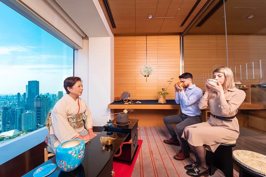 ザ・プリンスギャラリー 東京紀尾井町さんのインスタグラム写真 - (ザ・プリンスギャラリー 東京紀尾井町Instagram)「【絶景茶道体験 -Tea Ceremony in the Sky-】  地上約180ｍ、高層階からの絶景を望みながらの茶道体験。お茶室「天空庵」にて、お茶と干菓子をお召しあがりいただいたあと、お客さまにもお茶を点てていただきます。  当ホテルご宿泊者限定の体験プログラム「GALLERY EXPERIENCE」にて2023年6月よりお楽しみいただけます。  紀尾井町だからこそ叶う絶景体験をお楽しみください。  【Tea Ceremony in the Sky】  Experience a tea ceremony while enjoying a spectacular view from a high-rise floor approximately 180 meters above the ground. Guests will be served tea and dry confections in the "Tenkuan" tea ceremony room, and then they will be invited to make their own tea.  This experience will be offered as part of the "GALLERY EXPERIENCE" program exclusively for our hotel guests. The tea ceremony will be available from June 2023.  We hope you will enjoy this spectacular experience made possible by Kioicho's location.  Share your own images with us by tagging @princegallerytokyokioicho ————————————————————— #theluxurycollection #princehotels #visittokyo #tokyohotel #marriottbonvoy #theprincegallerytokyokioicho  #tokyohotel  #hocance #clublounge #teaceremony #tea #japaneseexperience #東京 #赤坂見附 #ザプリンスギャラリー東京紀尾井町 #東京ホテル #ホカンス #茶道 #茶室 #抹茶 #和菓子#絶景」5月18日 20時48分 - princegallerytokyokioicho