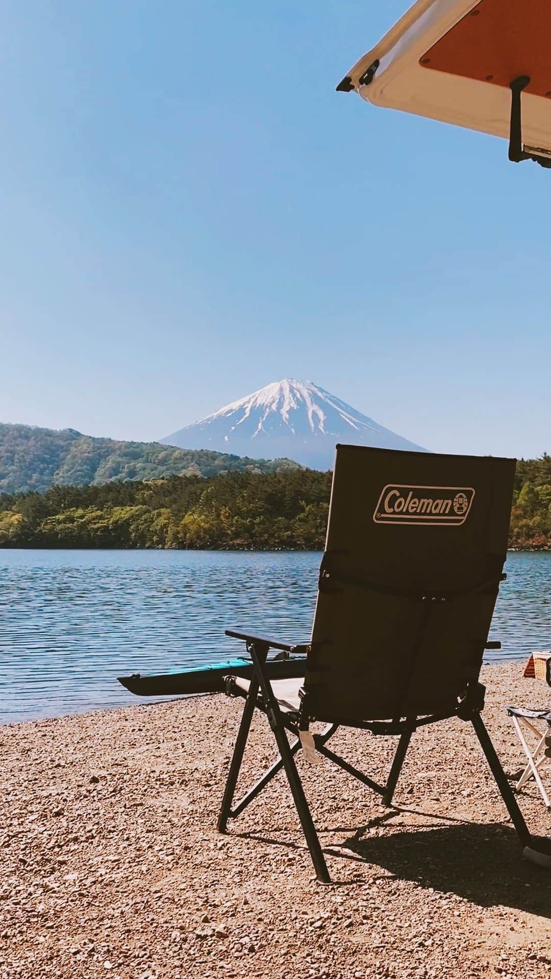 高橋菜摘のインスタグラム：「#車中泊 友達とCampをした後、弾丸で車中泊旅🚌 逆に言うとほぼ弾丸でしか動いてない家族。 たくさん遊んで温泉入って歯磨きした後は 富士山と湖の麓でエンジンを停めて 水の音を聴きながら寝ました。起きたらこの絶景🗻  今回はCampの後だから Supを積んでなくて後悔したけど 持ってきたエアボートで遊んだり 4人で乗れるボート借りたり... 大型連休と思えないくらいまったり過ごした日。  #車泊 #車中泊仕様 #ハイエースカスタム #ハイエース #弾丸 #富士山 #湖畔 #麓 #４人家族 #家族旅行 #旅 #carlife #hiace #hiacecamper #familytime #japan #familytrip #mtfuji #lake #lakeview #familytravel」