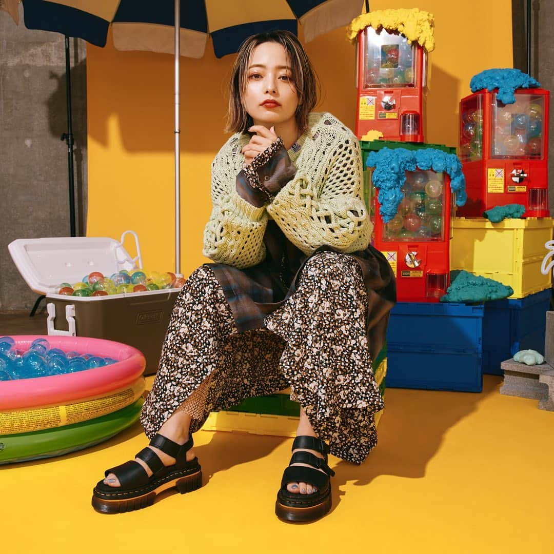 Licaxxxのインスタグラム：「夏ですね。 #drmartens SUMMER2023のキャンペーンビジュアルを撮影しました🩴  5/19-5/28に #ドクターマーチン WITH HARAJUKU店でOFFBEAT SUMMERのスペシャルイベントが開催。撮影シーンを再現したフォトブースが登場するらしいのでみんなの写真もシェアしてください！わたしが選曲したプレイリストが入ってるガチャもあるので回してね🪀  OFFBEAT SUMMER @ドクターマーチン WITH HARAJUKU 5/19 FRI - 5/28 SUN   #DrMartensSandals」