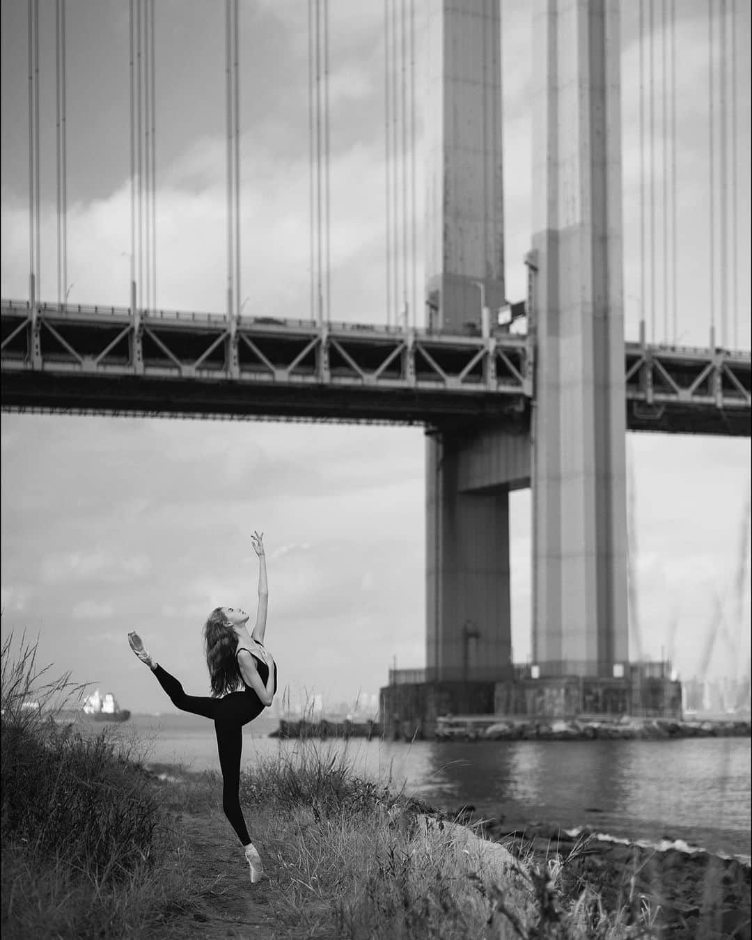 ballerina projectのインスタグラム：「𝐒𝐚𝐫𝐚𝐡 𝐒𝐜𝐚𝐧𝐝𝐫𝐞𝐭𝐭 in New York City.   @sarah.stt #sarahscandrett #verrazzanobridge #statenisland #newyorkcity #ballerinaproject #ballerina #ballet #dance   Ballerina Project 𝗹𝗮𝗿𝗴𝗲 𝗳𝗼𝗿𝗺𝗮𝘁 𝗹𝗶𝗺𝗶𝘁𝗲𝗱 𝗲𝗱𝘁𝗶𝗼𝗻 𝗽𝗿𝗶𝗻𝘁𝘀 and 𝗜𝗻𝘀𝘁𝗮𝘅 𝗰𝗼𝗹𝗹𝗲𝗰𝘁𝗶𝗼𝗻𝘀 on sale in our Etsy store. Link is located in our bio.  𝙎𝙪𝙗𝙨𝙘𝙧𝙞𝙗𝙚 to the 𝐁𝐚𝐥𝐥𝐞𝐫𝐢𝐧𝐚 𝐏𝐫𝐨𝐣𝐞𝐜𝐭 on Instagram to have access to exclusive and never seen before content. 🩰」