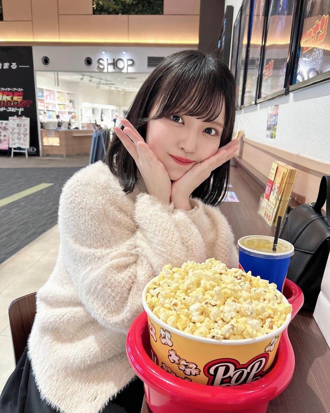 岩田陽菜のインスタグラム：「映画館にはポップコーンだよね🎶🍿  2人でたべよ~ ૮ ・ ༥ ・ა」