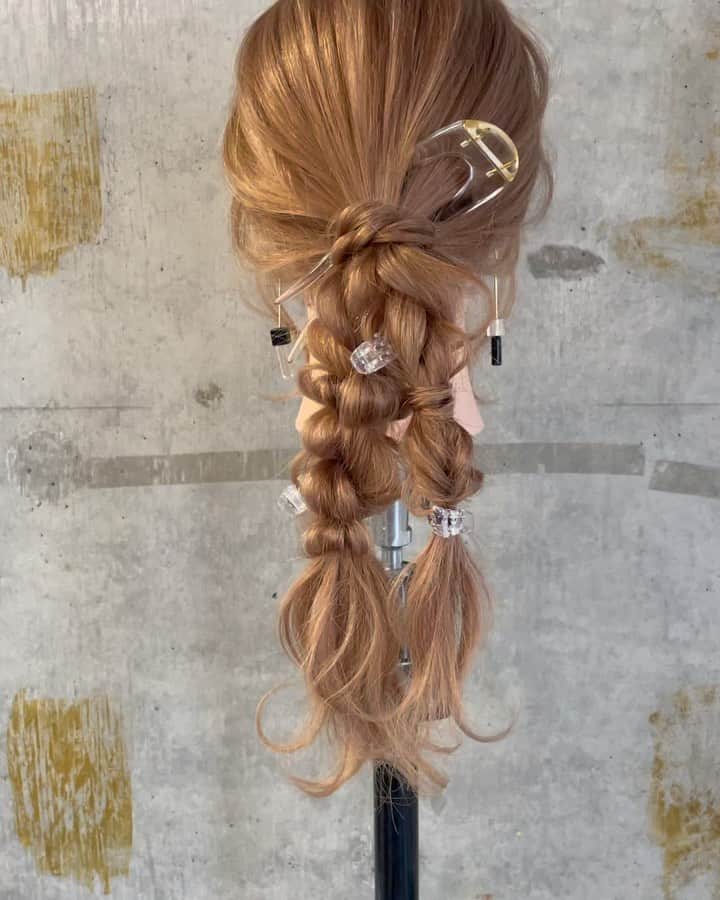 吉田達弥のインスタグラム：「ポニーテールアレンジ✨  ベロアのリボンつけても可愛いかも🎀  #ヘアアレンジ　#アレンジ　#ポニーテール」