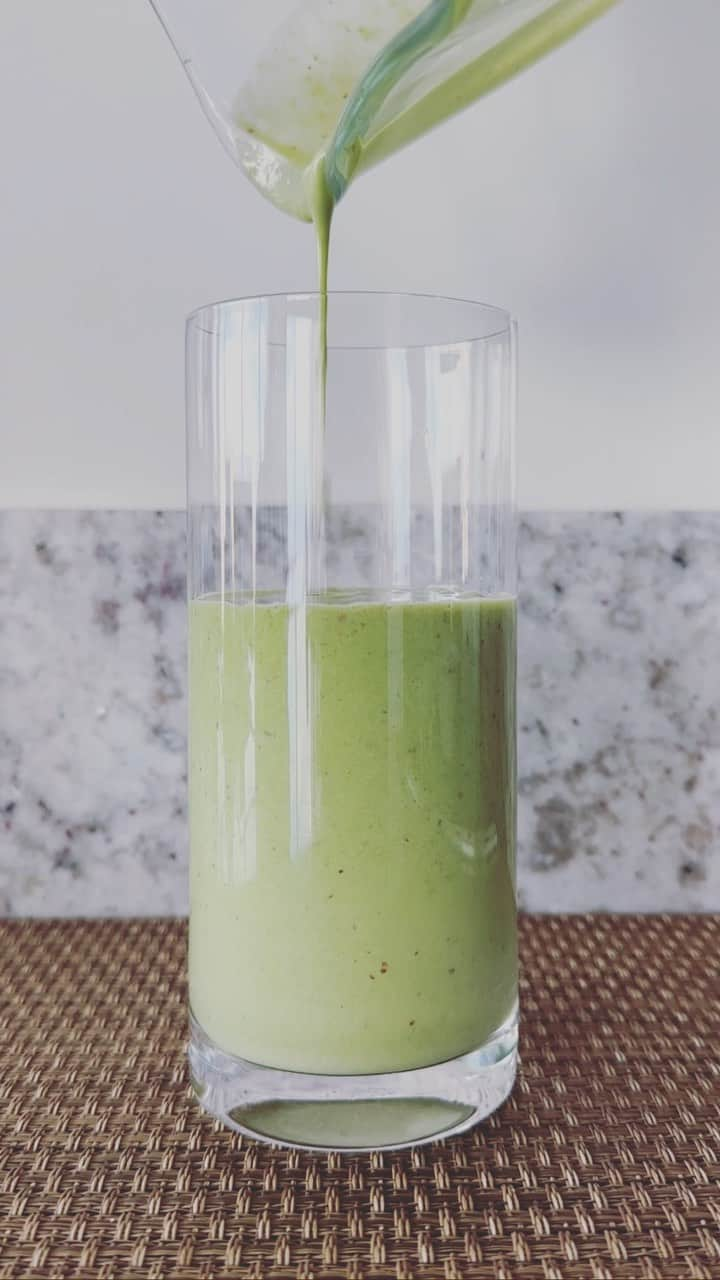 近藤しづかのインスタグラム：「The Smoothie I Make When I Want Melted Ice cream  Ingredients: -frozen banana -baby spinach  -protein powder -turmeric powder -nuts -oat milk   Add everything to a blender and blend until smooth🌱🥒🍌  スムージーは朝ごはんの定番だけれども、 体が冷えてしまうので、私はのまない 今日みたいな暑い日のおやつに 冷たいアイス代わりに飲むのがすき!  冷蔵庫のバナナも消費できるし、プロテインやターメリックも美味しく摂れて、美容や健康にもいいよ  暑い日にはアイスクリームの代わりに スムージーはいかが♪  冷凍バナナ ベビースピナチ プロテインパウダー ターメリックパウダー ナッツ オーツミルク  なめらかになるまで、ミキサーにかける  #vegansmoothie #plantbasedsmoothie  #turmericbenefits #healthylifestylehabits  #スムージーレシピ #美肌レシピ #残りもの消費 #冷凍バナナ #プロテインダイエット #ターメリックパウダー #curcuma 🐶」