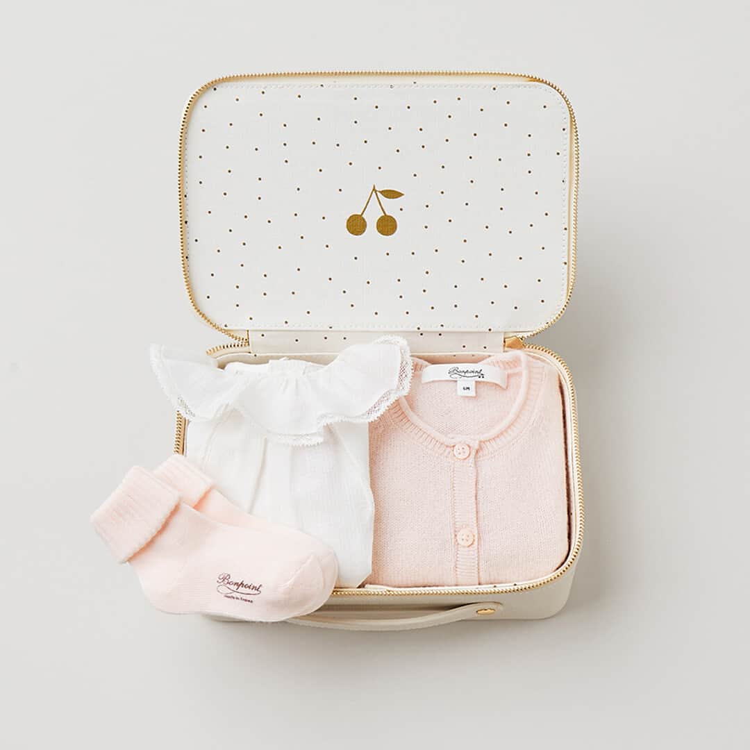 bonpointさんのインスタグラム写真 - (bonpointInstagram)「Bonpoint Newborn SS23 | A timeless gift. ​ Her first outfit will be remembered, delicate lace details to make the difference and refined fabrics to envelop the little ones in a world of tenderness. ​  #Bonpoint #Newborn」5月18日 21時02分 - bonpoint