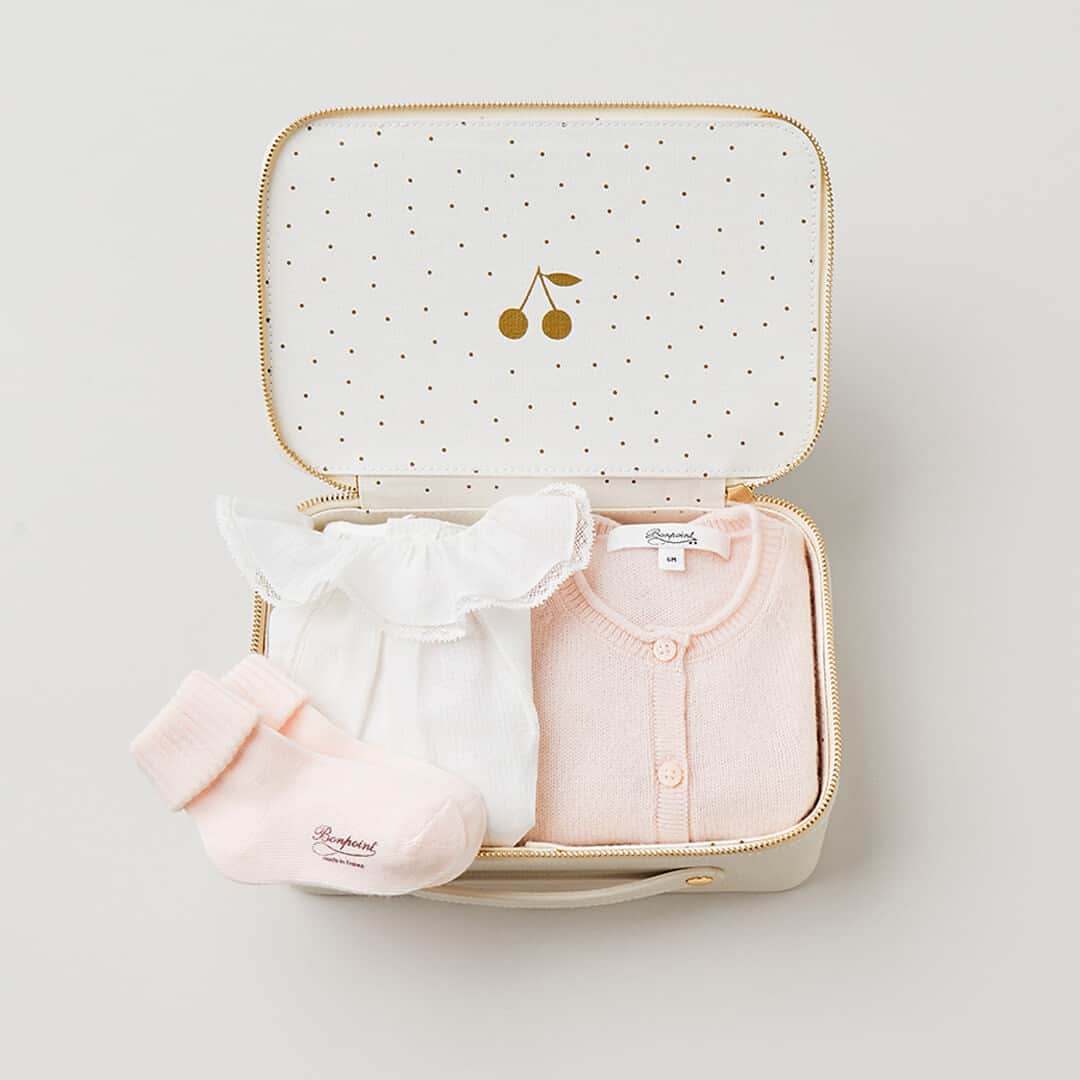 のインスタグラム：「Bonpoint Newborn SS23 | A timeless gift. ​ Her first outfit will be remembered, delicate lace details to make the difference and refined fabrics to envelop the little ones in a world of tenderness. ​  #Bonpoint #Newborn」