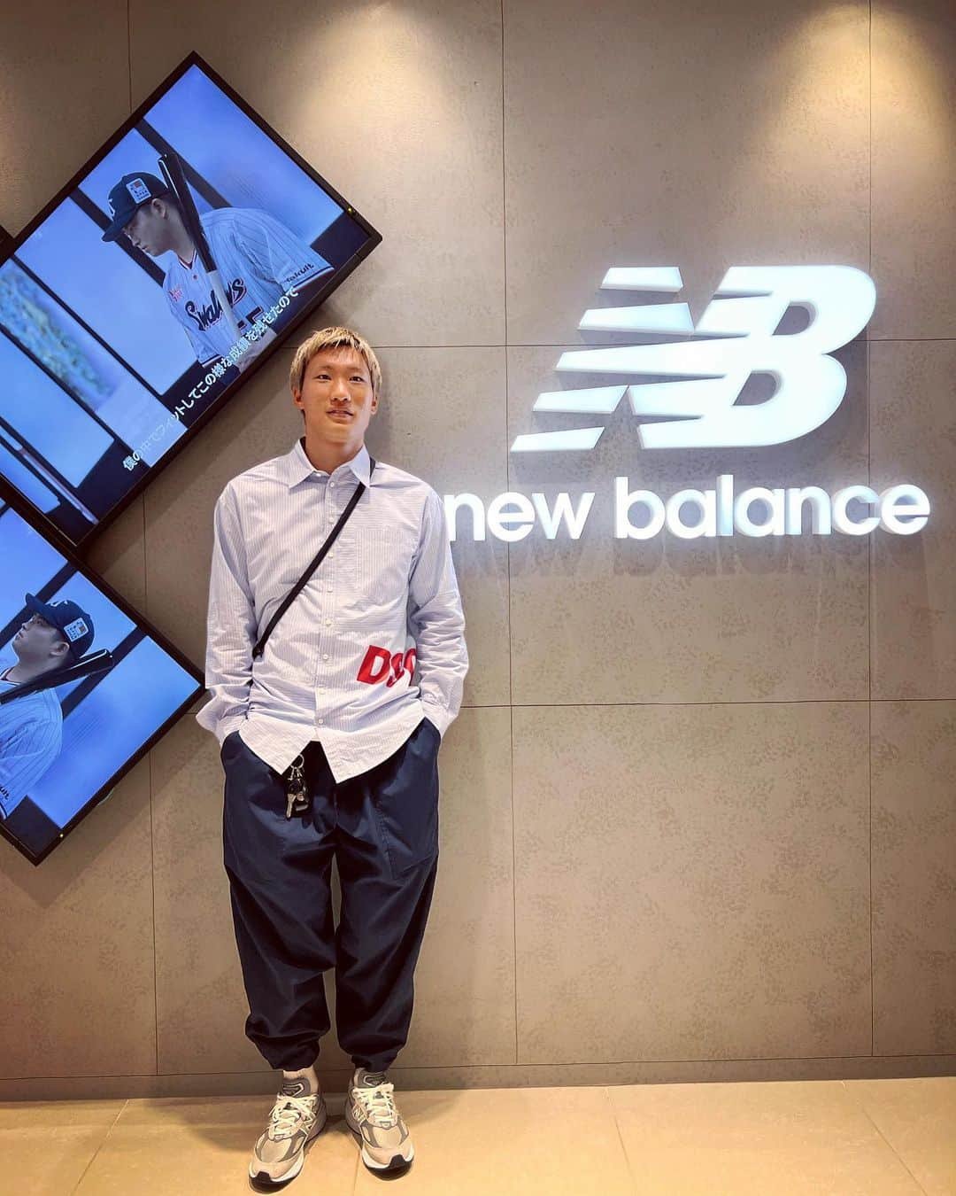 畠中槙之輔さんのインスタグラム写真 - (畠中槙之輔Instagram)「_ 先日newbalance様の2024年1stシーズンの展示会にお邪魔してきました！ 素敵な新作ばっかでとってもワクワクしました！😊  NB本社にあるシンボルの鶏と📸 みなさんNBと鶏はどんな関係があるか知ってますか？😁 #newbalance #ニューバランス #NB #990v6」5月18日 20時54分 - hatanaka_shinnosuke