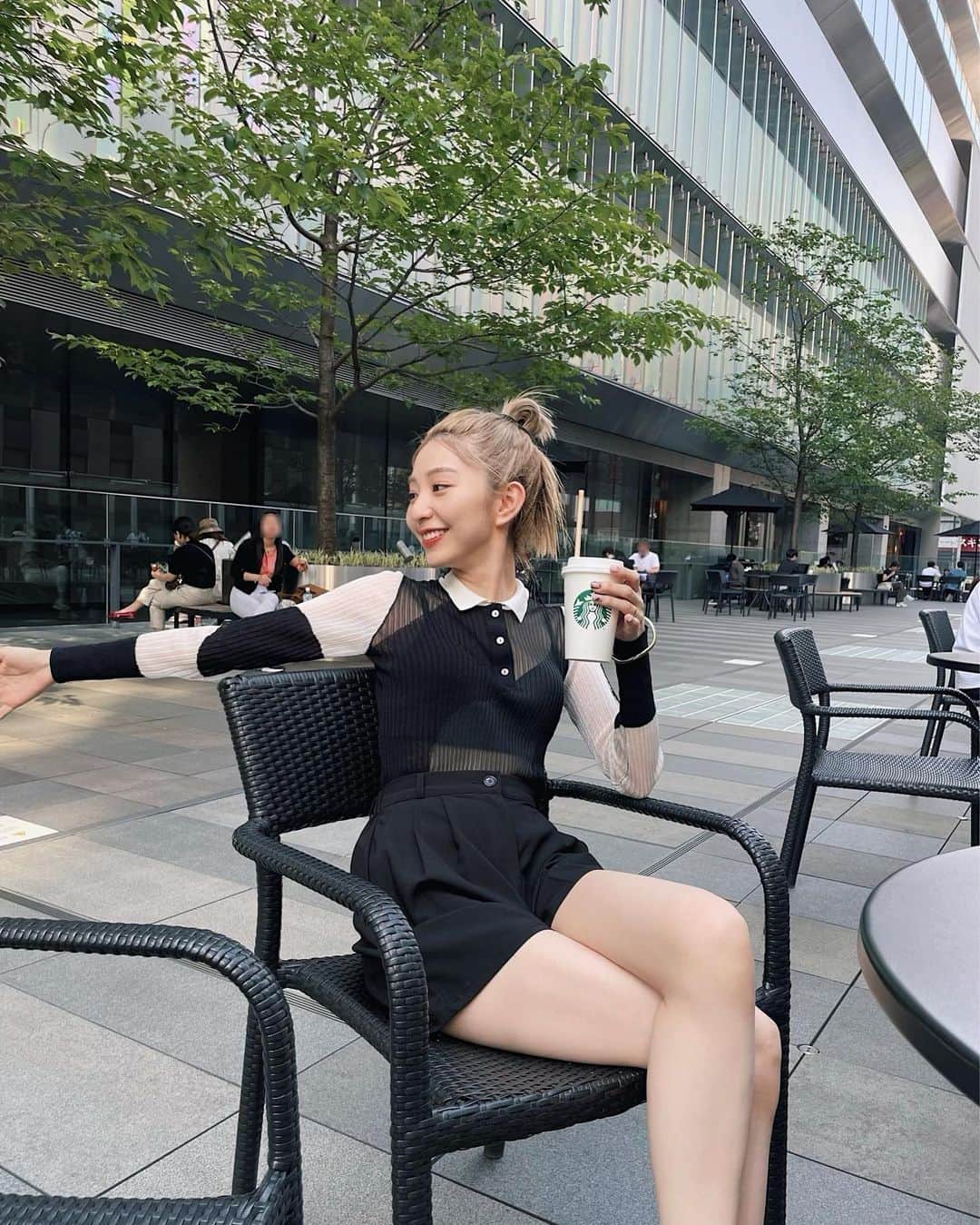 松尾 瞳のインスタグラム：「最近ホワイトモカにハマって、 今までスタバは飲みきれないからショートしか 頼まなかったのに毎回トール頼んでる🥹🤍 氷キライだからラクトアイスのエクストラミルクです🥛  一緒に写真撮ろ〜って言ってもじっとしてくれないし静止 してもらおうと思ったらiPhone見せるしかなくて自然に 良い写真が撮れるのは一体何歳になってからなのだろうか？😌笑  #ママスタグラム #男の子ママ #親子 #親子写真 #令和2年生まれ #スタバカスタム #ママコーデ」