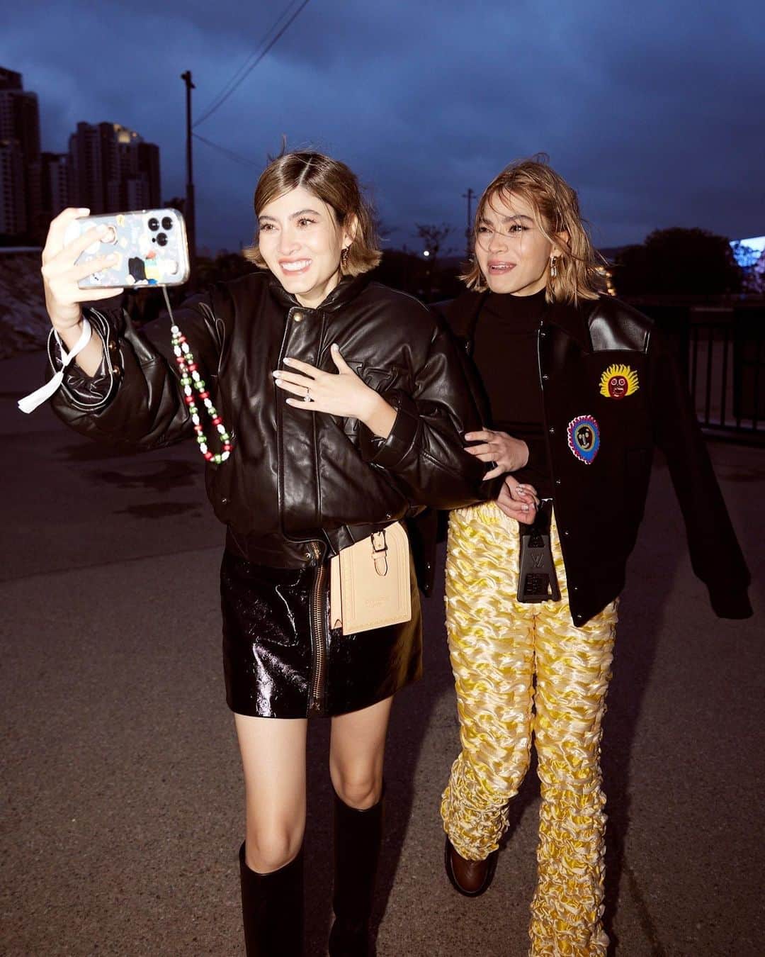 マギー・ラースリー・バーレンシエガーのインスタグラム：「Behind the scenes 😝」