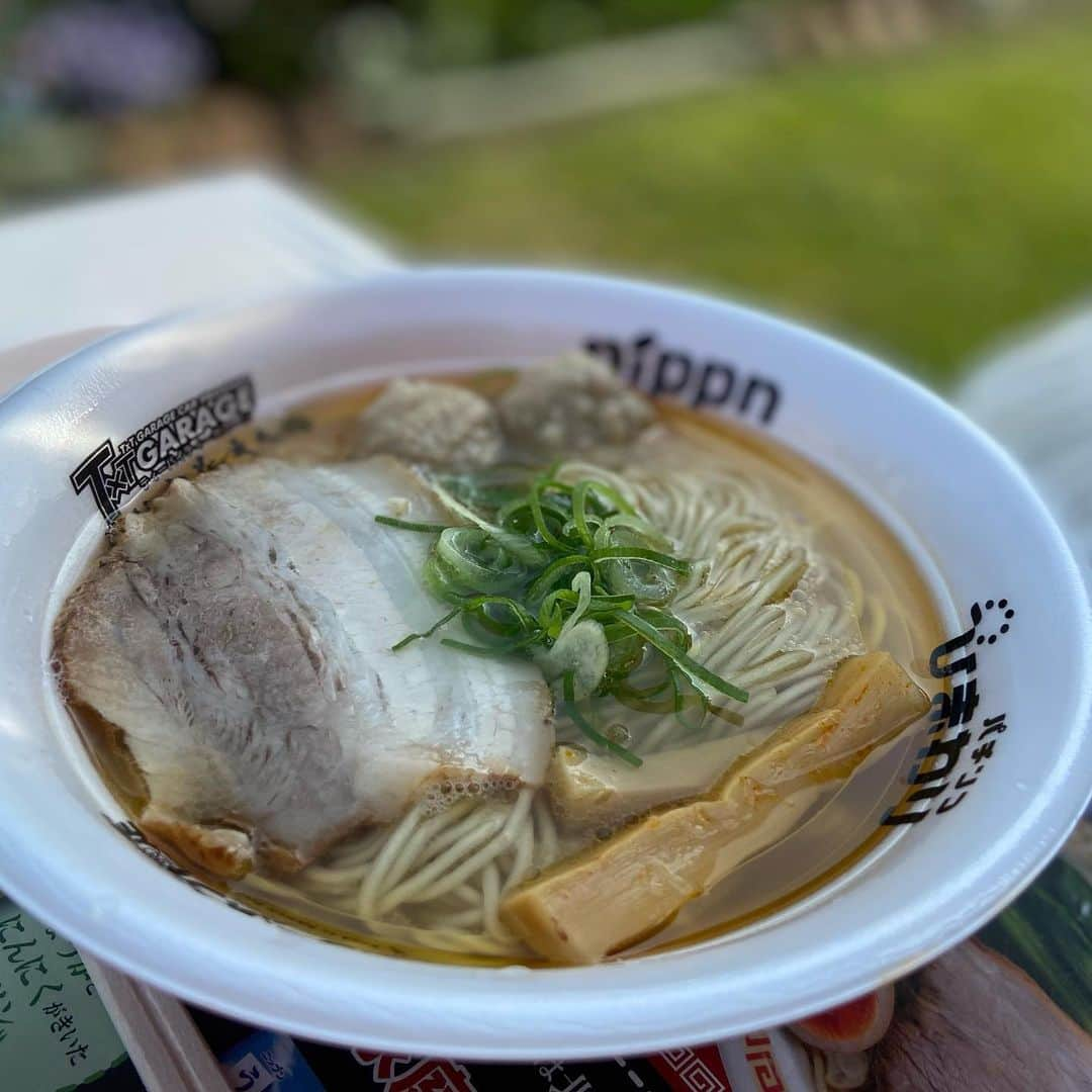 五十幡裕介さんのインスタグラム写真 - (五十幡裕介Instagram)「青空の下で食べるラーメンは、 いつにも増して美味しかった気がする🤤 4年ぶりに堪能しました🍜  同じ時間帯、西6丁目では「イチオシ!!」の生中継が。 鉢合わせしなくて良かったです🤭  #札幌ラーメンショー #2023 #札幌 #ラーメン #富山ブラック #醤油 #しょうゆラーメン #地鶏 #塩ラーメン #この後 #クレープ も食べたのは #内緒 です🤫 #明日 #金曜 #イチオシ!! #よろしくお願いします #HTB #アナウンサー #五十幡裕介」5月18日 20時58分 - htb_isohatayusuke