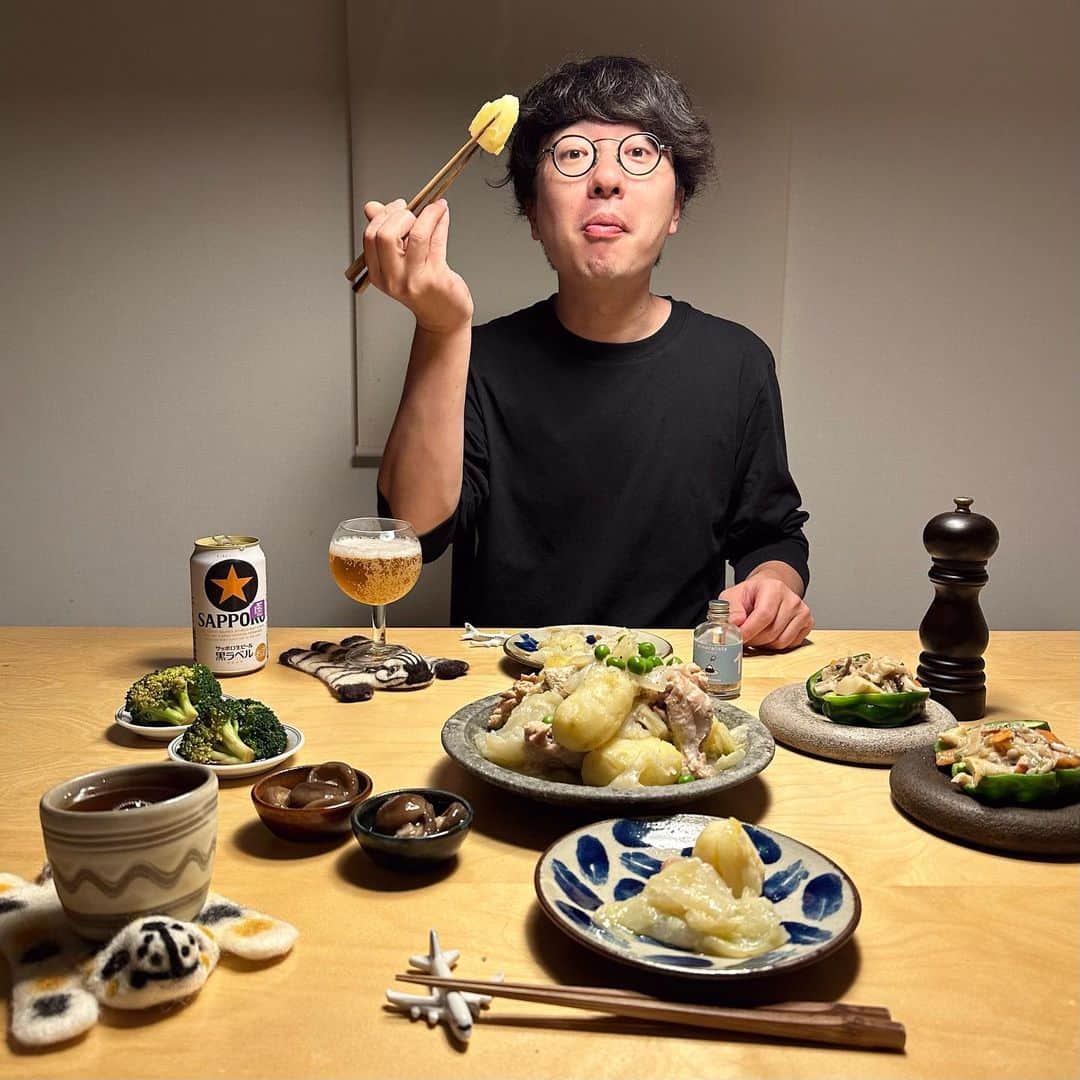 のインスタグラム：「＊ きょうも1日おつかれさま☻  ・新たまたっぷりの鳥じゃが ・椎茸の生姜煮 ・ブロッコリーのにんにく醤油 ・皿うどんの残りのっけ生ピーマン  月曜日にオノコロランドの前にある産直で買ってきた 100円の新たまをたっぷり入れて、今夜は鳥じゃが♡ デザートに、こぞら荘のマフィンもリベイクして☺️🤓🧁✨ 日曜日の高知出店に持ってく焼菓子の目処がついたので すこしほっとして、今夜はめがねくんがこのごろ毎晩 せっせとやってるゼルダの見学でもしようかな〜🤓📺🎮」